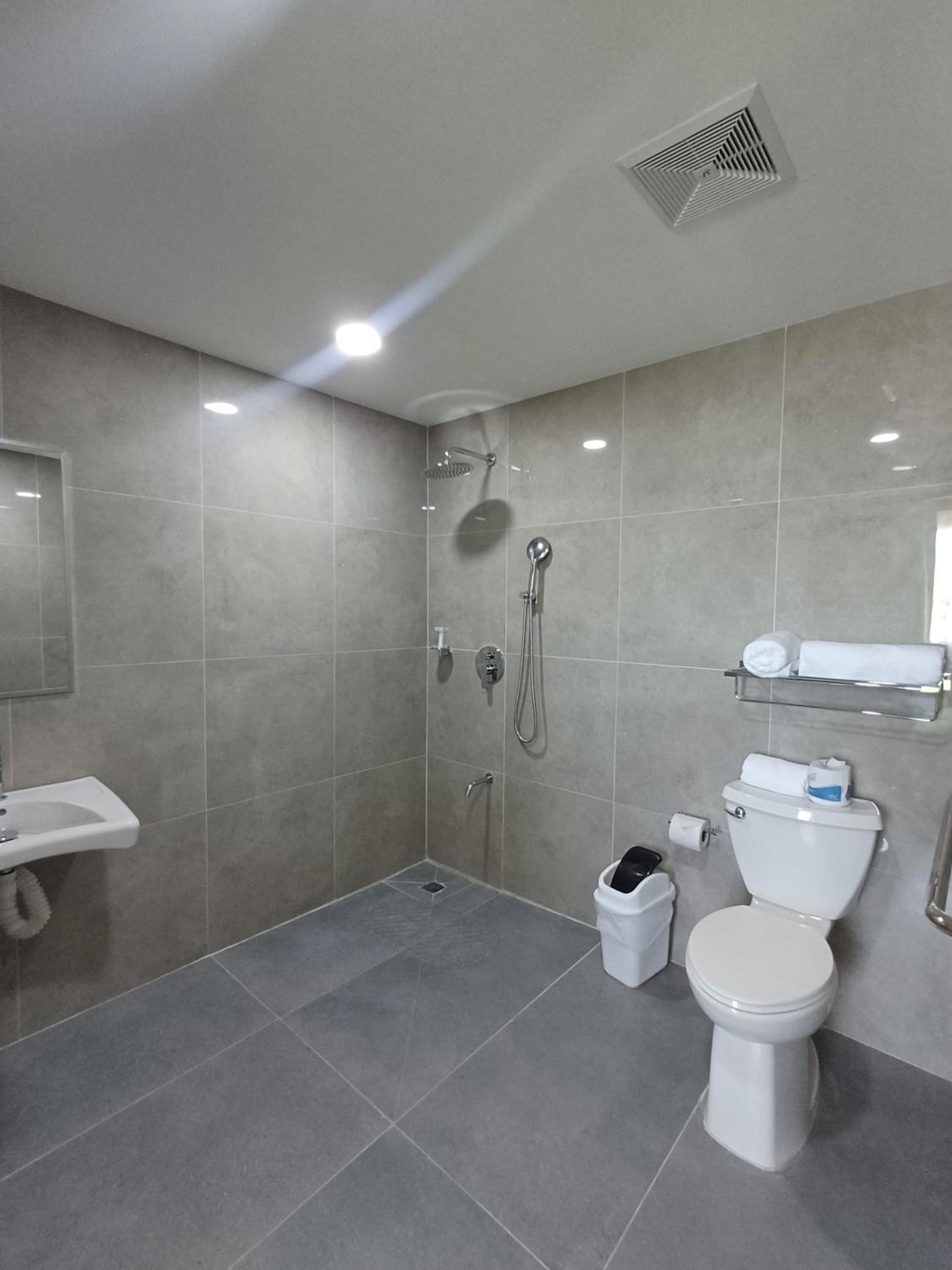 Queen Room - Disability Access photo 2