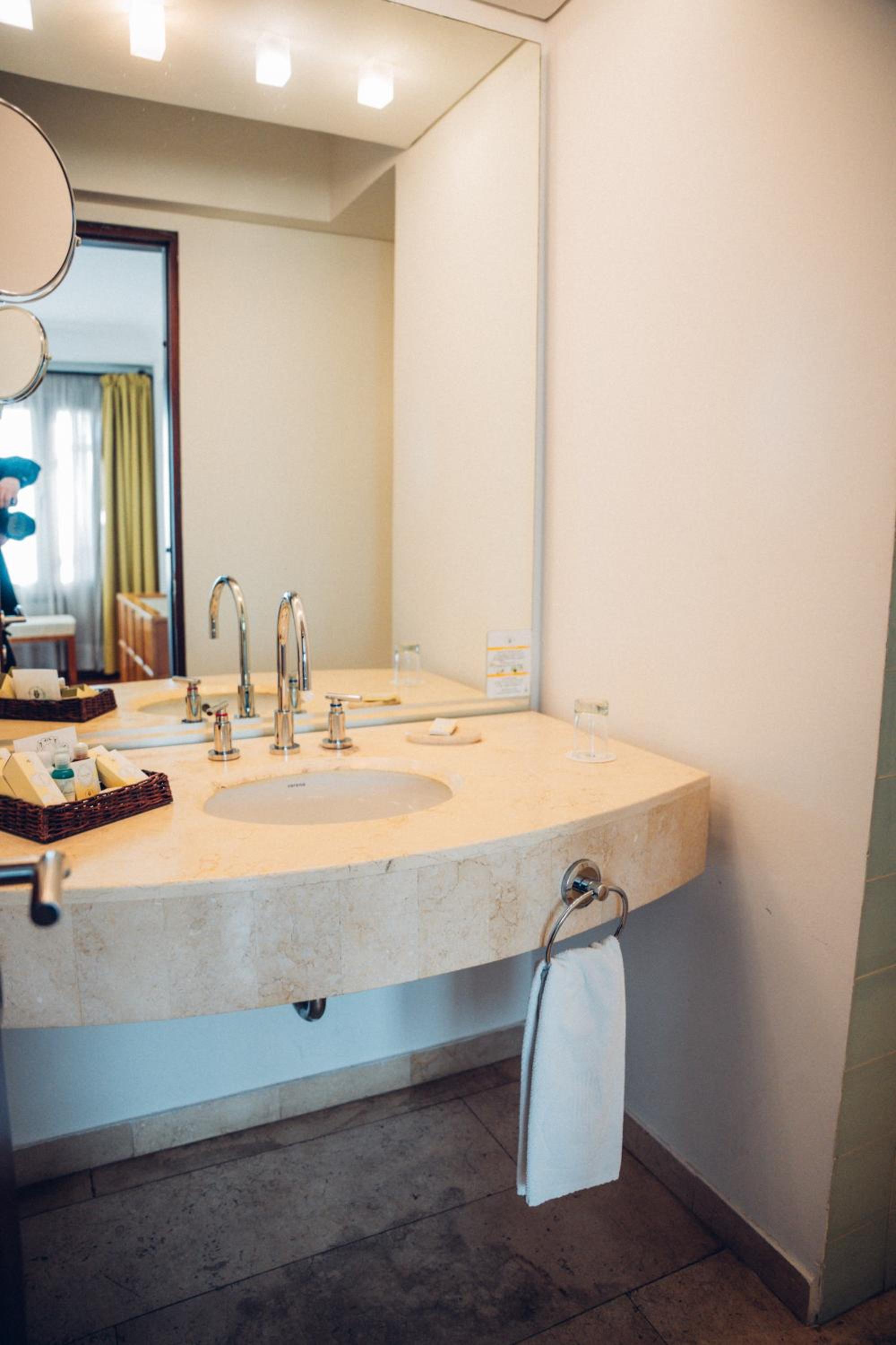 Standard Double Room - Photo 9