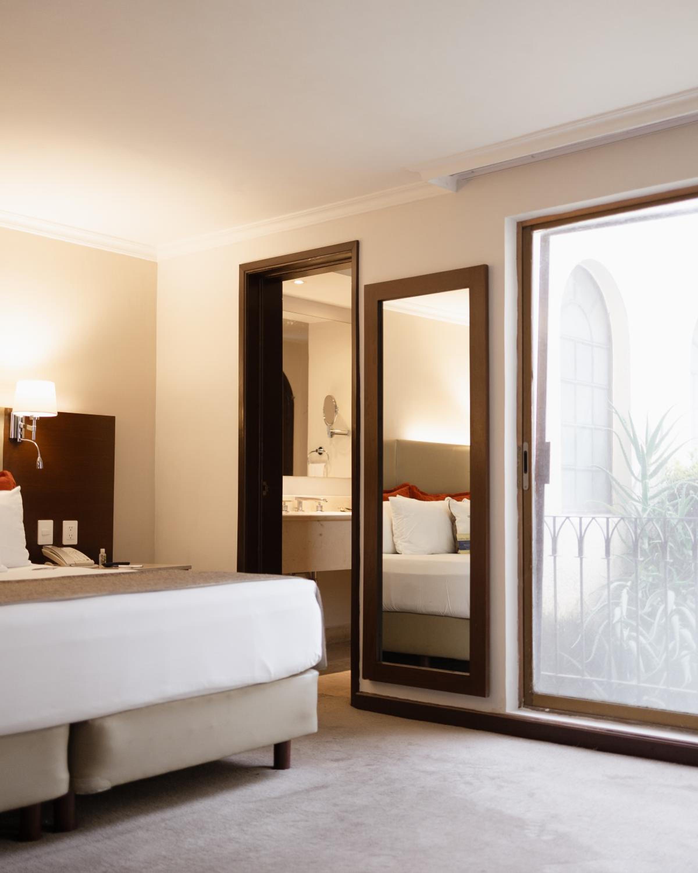 Deluxe King Suite - Photo 5