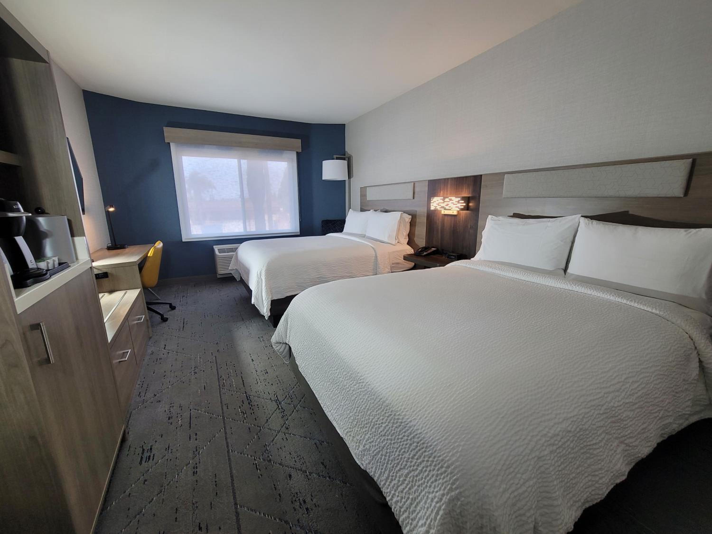 Standard Room with Two Queen Beds - Photo 4