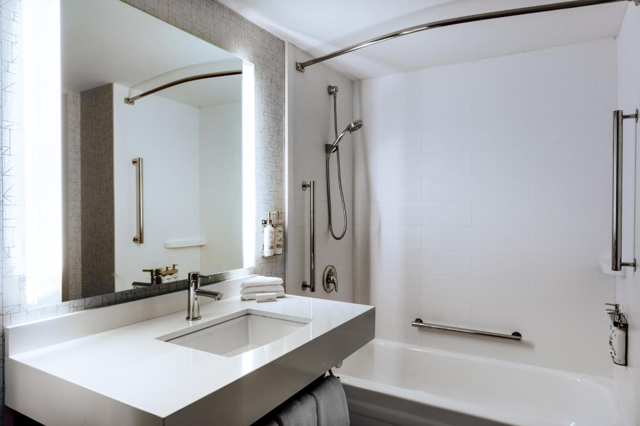 Queen Room - Wheelchair Accessible - Non-Smoking