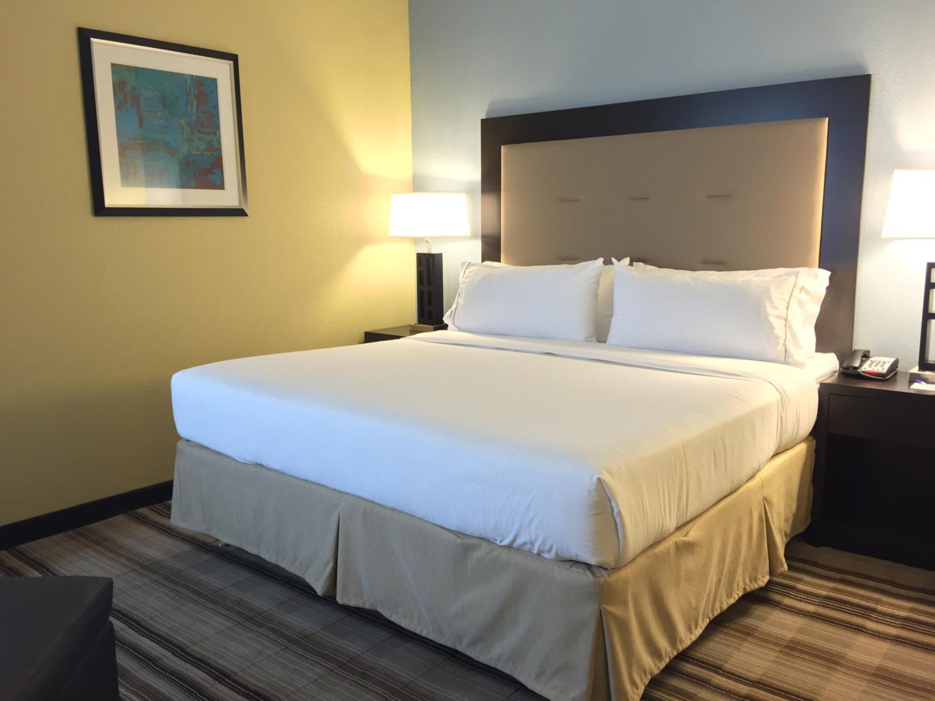 Standard King Room - Accessible photo 2