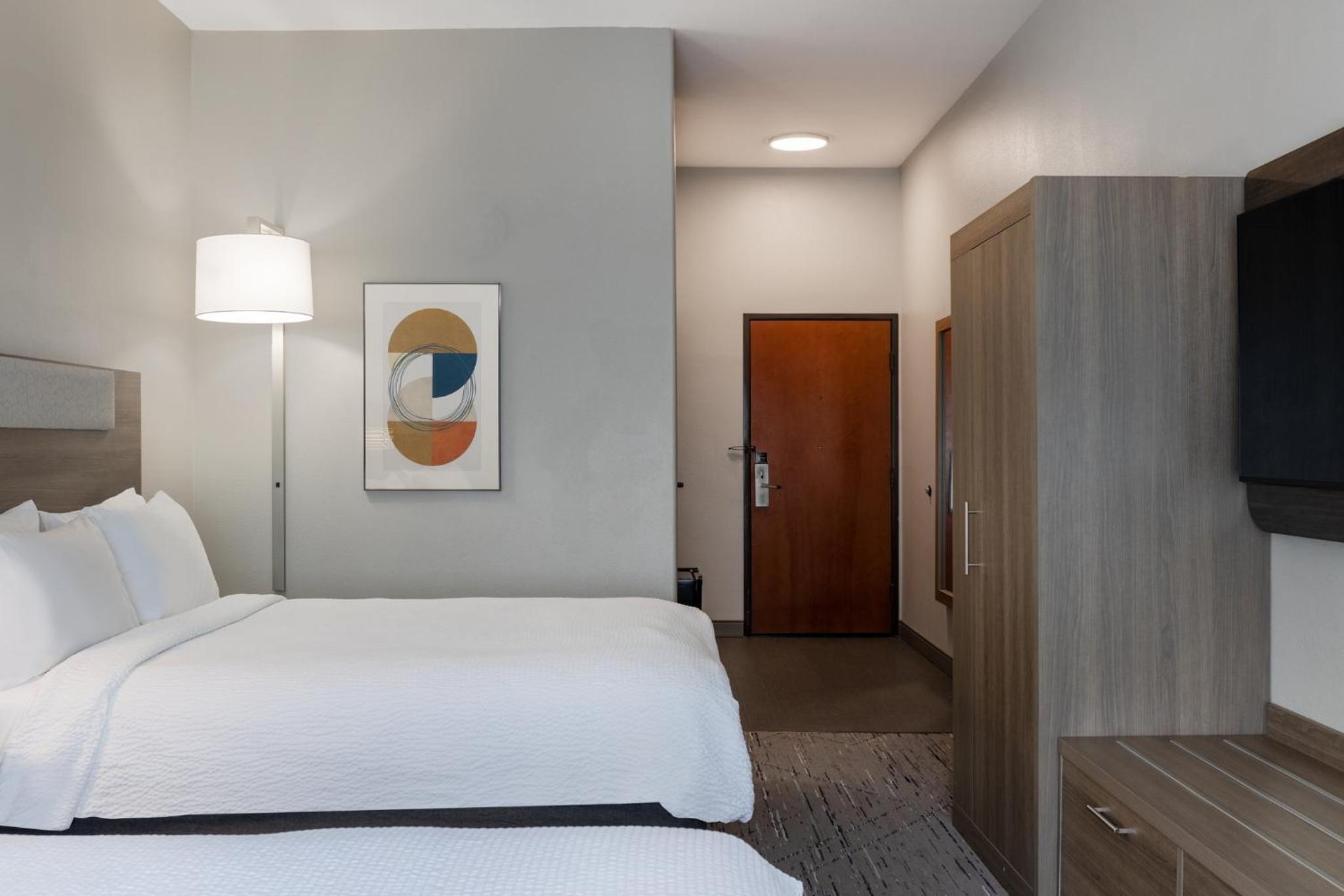 Standard Room with Two Queen Beds - Photo 2