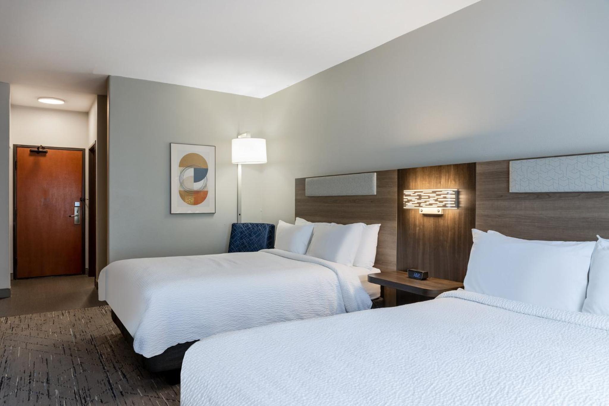 Standard Room with Two Queen Beds - Photo 3