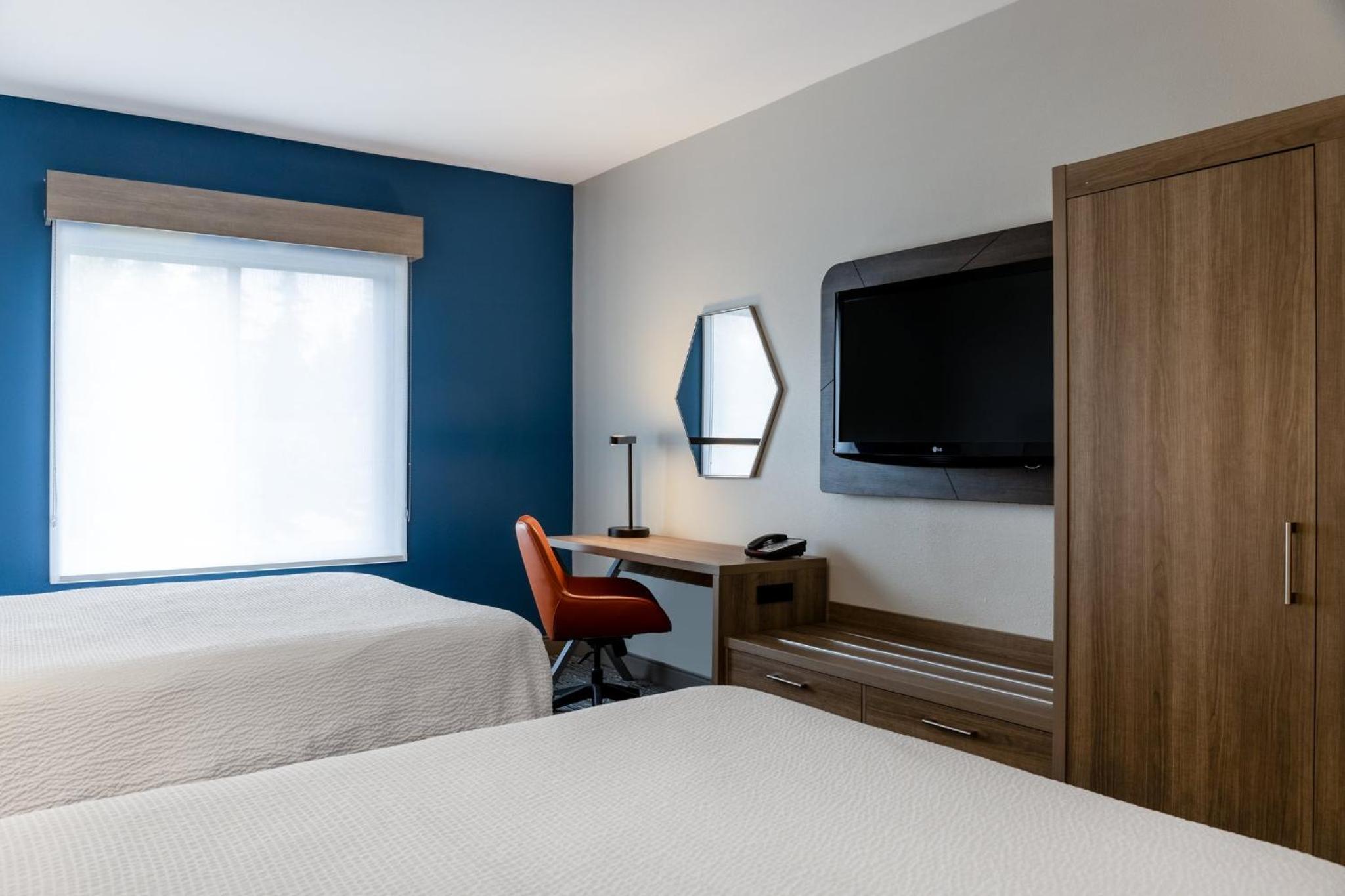 Standard Room with Two Queen Beds - Photo 5