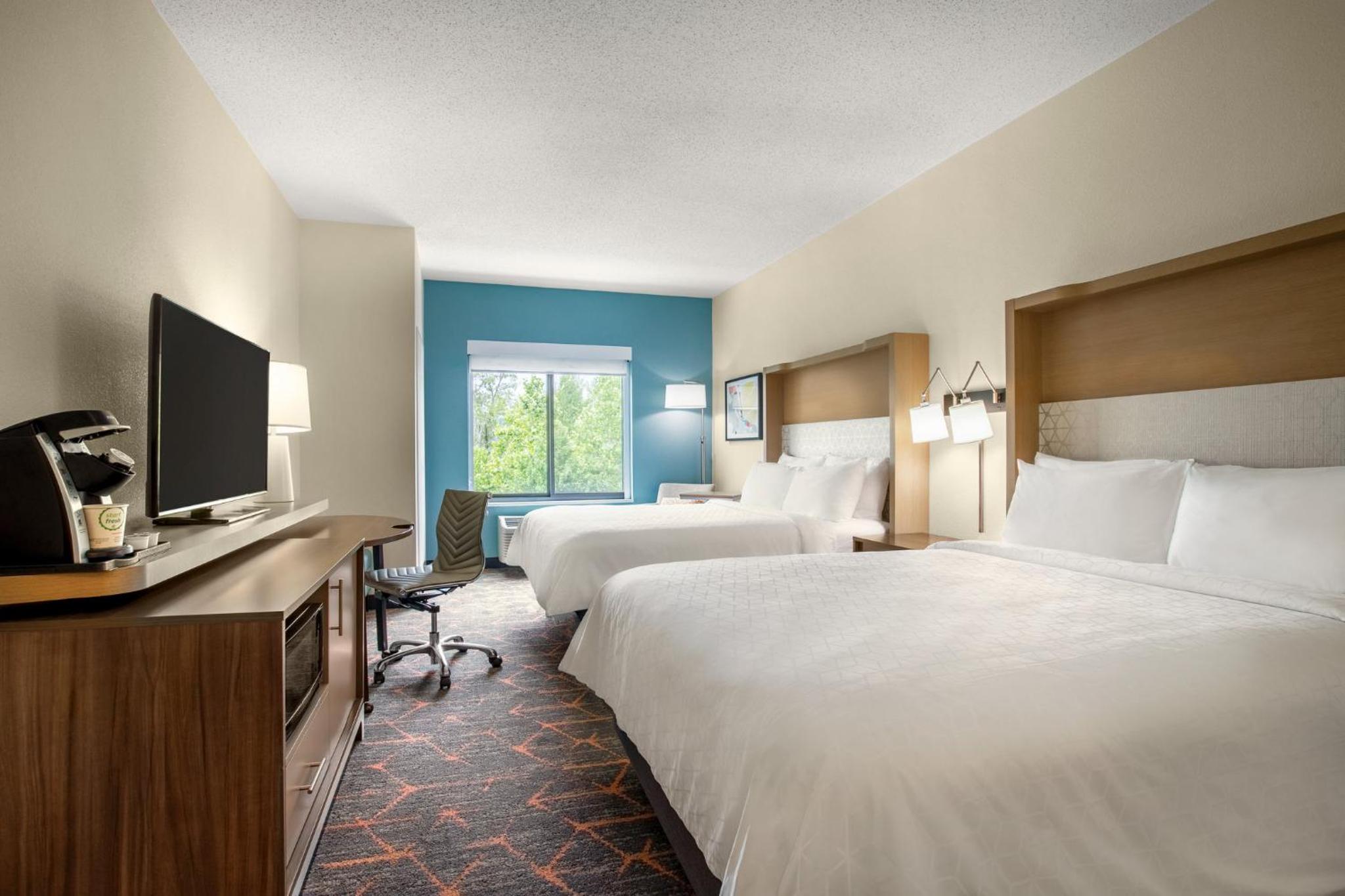Standard Room with Two Queen Beds - Photo 3