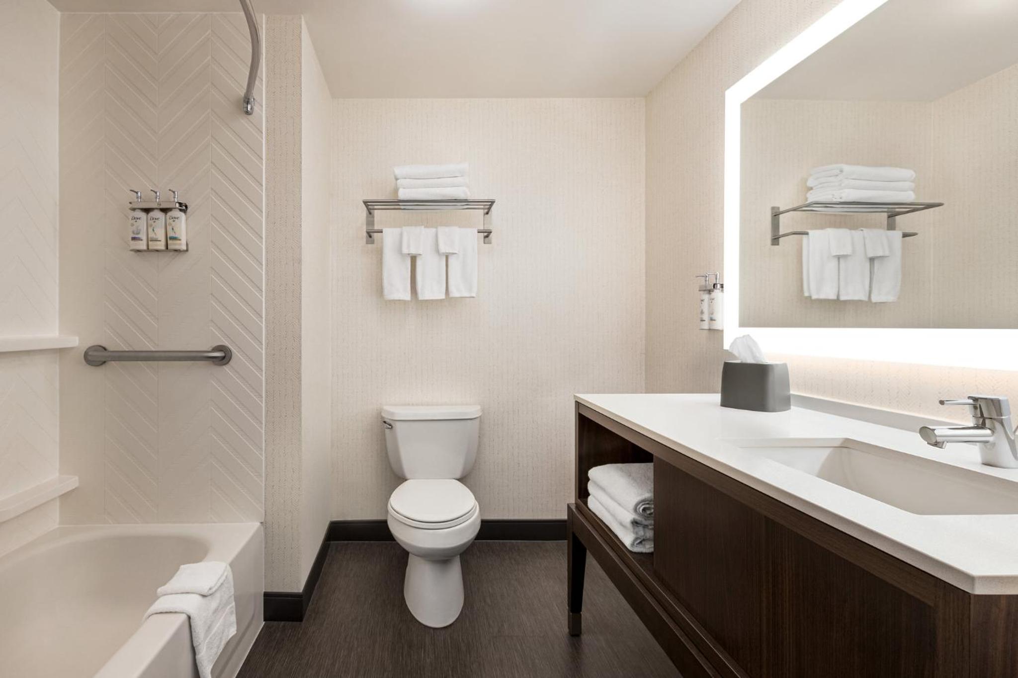 Standard King Room - Communications Accessible - Photo 2