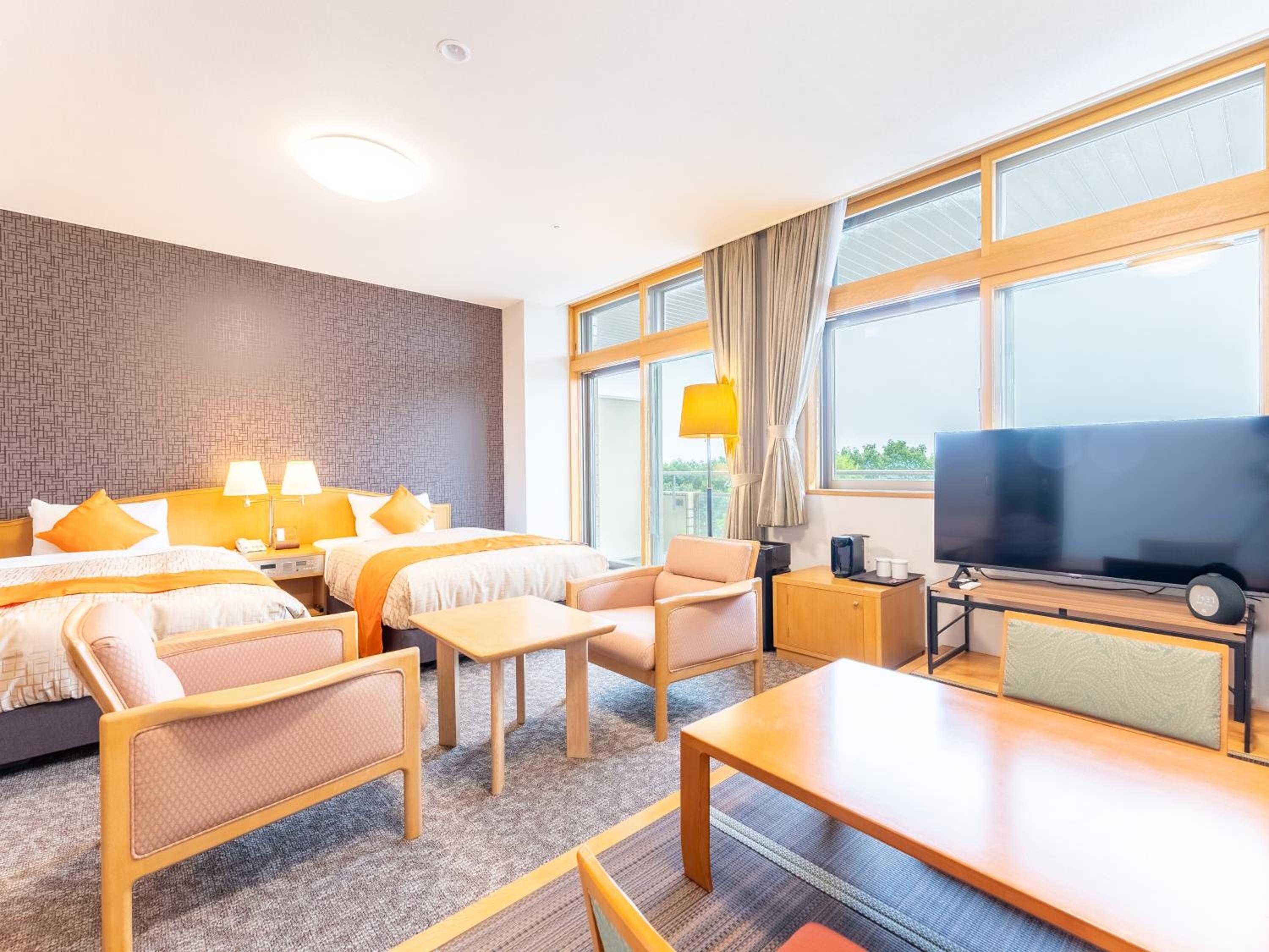 Modern Twin Room with Tatami Area - Non-Smoking
