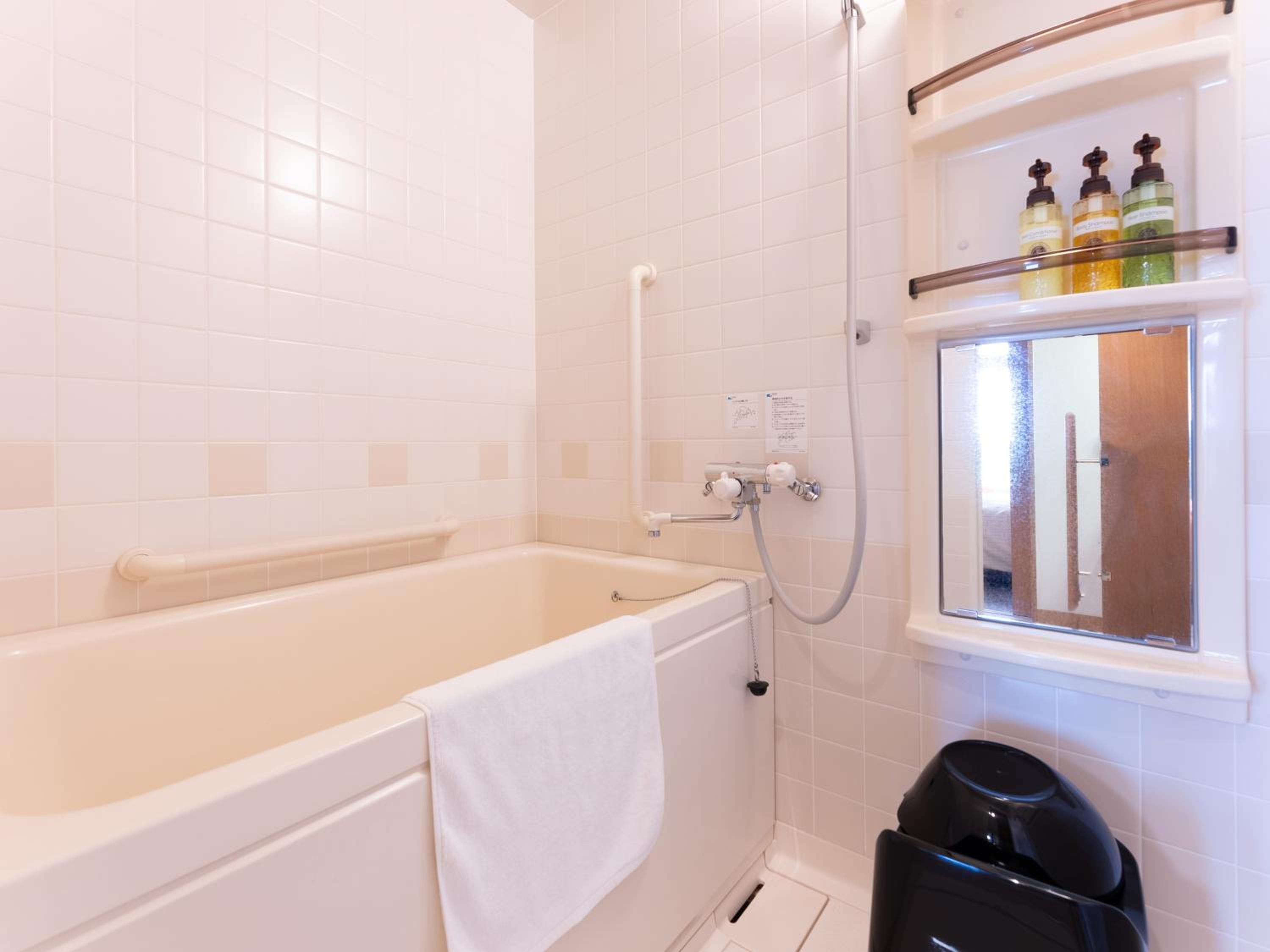 Modern Twin Room with Tatami Area - Non-Smoking photo 3