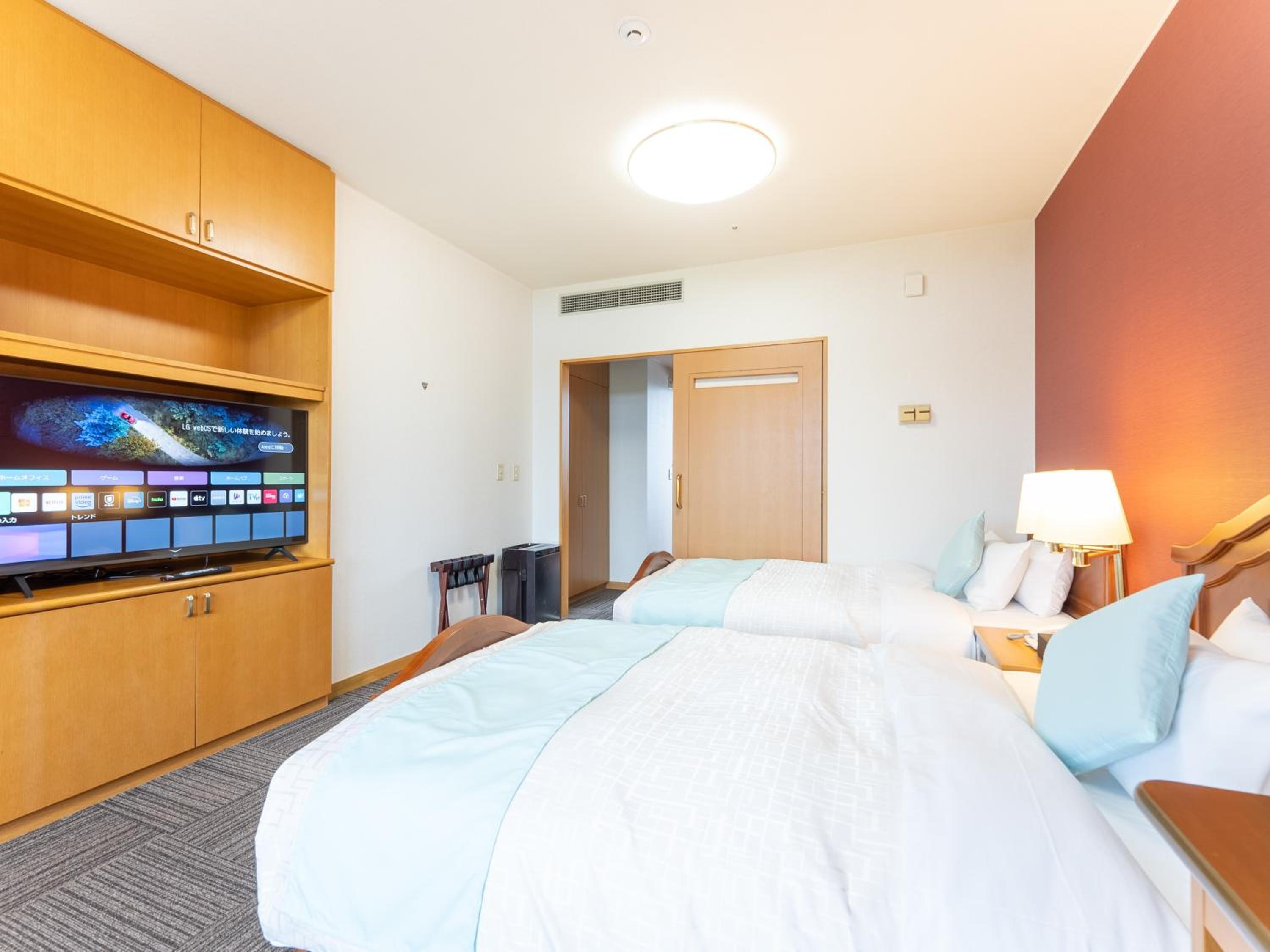 Modern Twin Room with Shared Bathroom - Non-Smoking photo 2