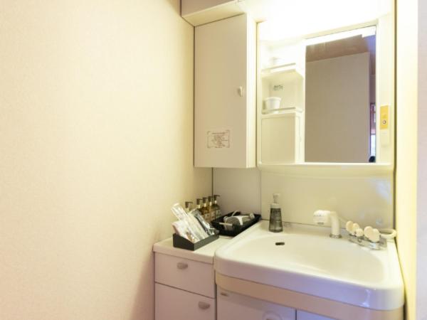 Standard Japanese-Style Room with Shared Bathroom - Non-Smoking - Photo 5