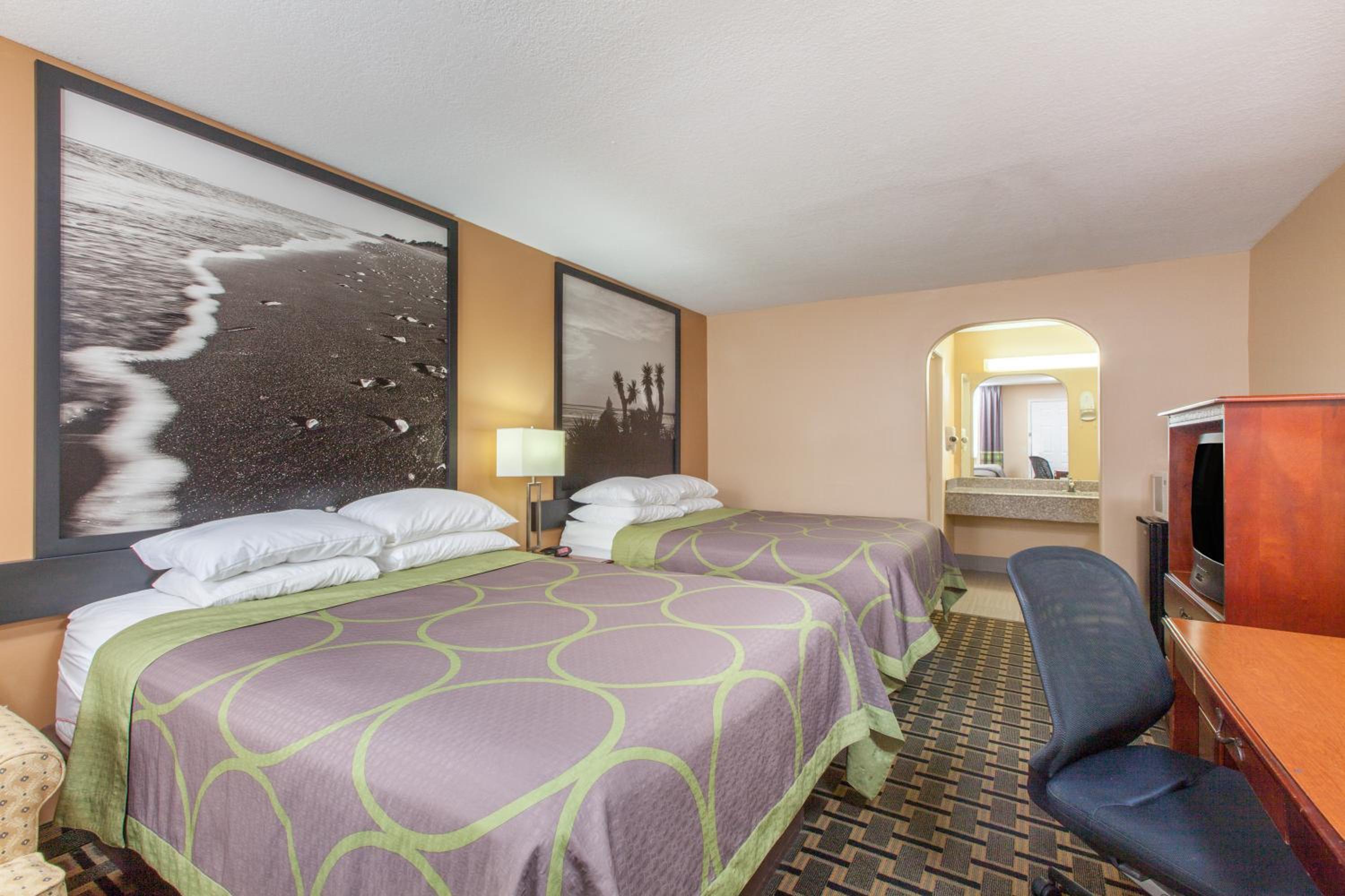 Queen Room With Two Queen Beds - Non-Smoking