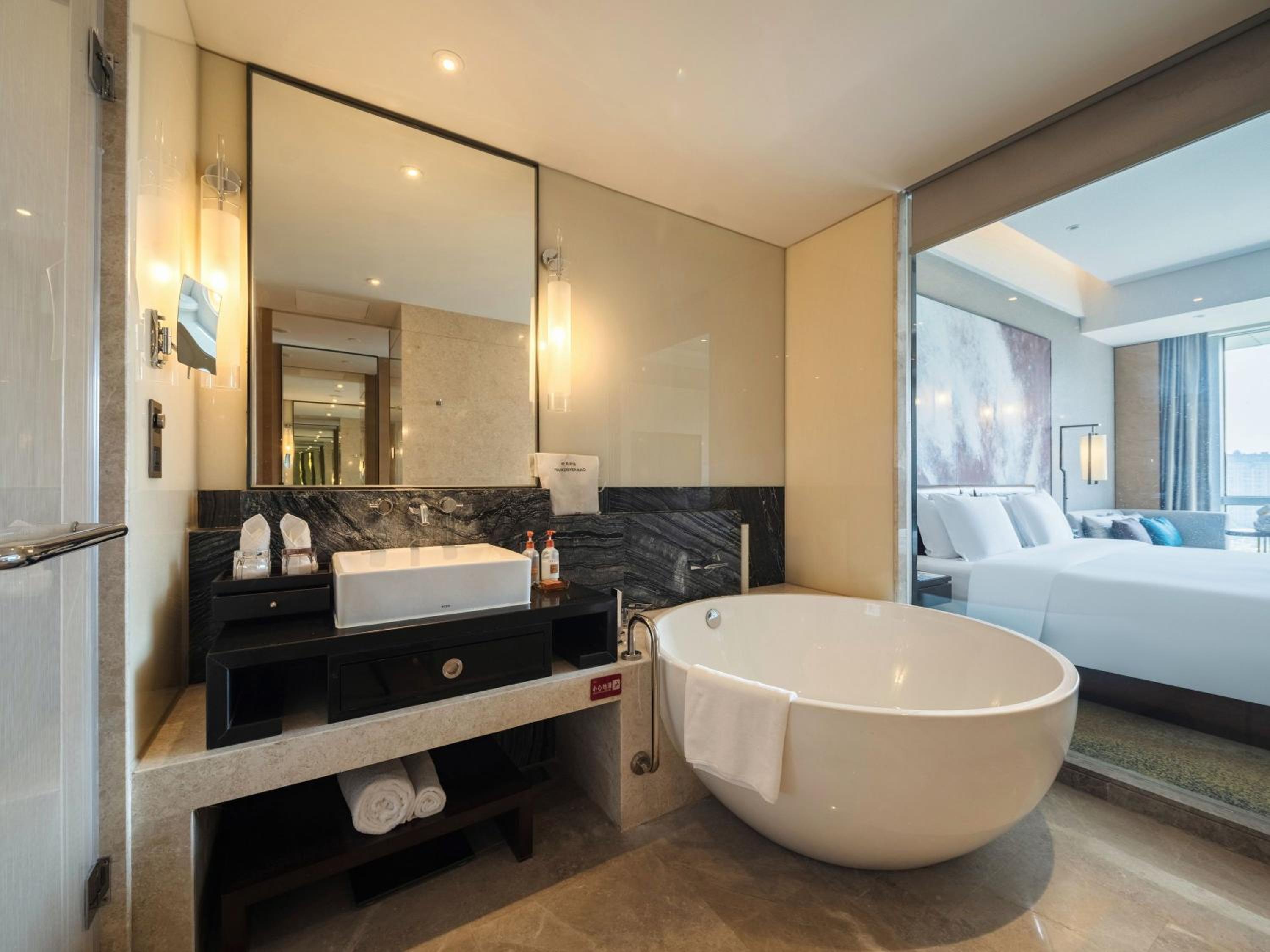 Standard King Room with Lounge Access