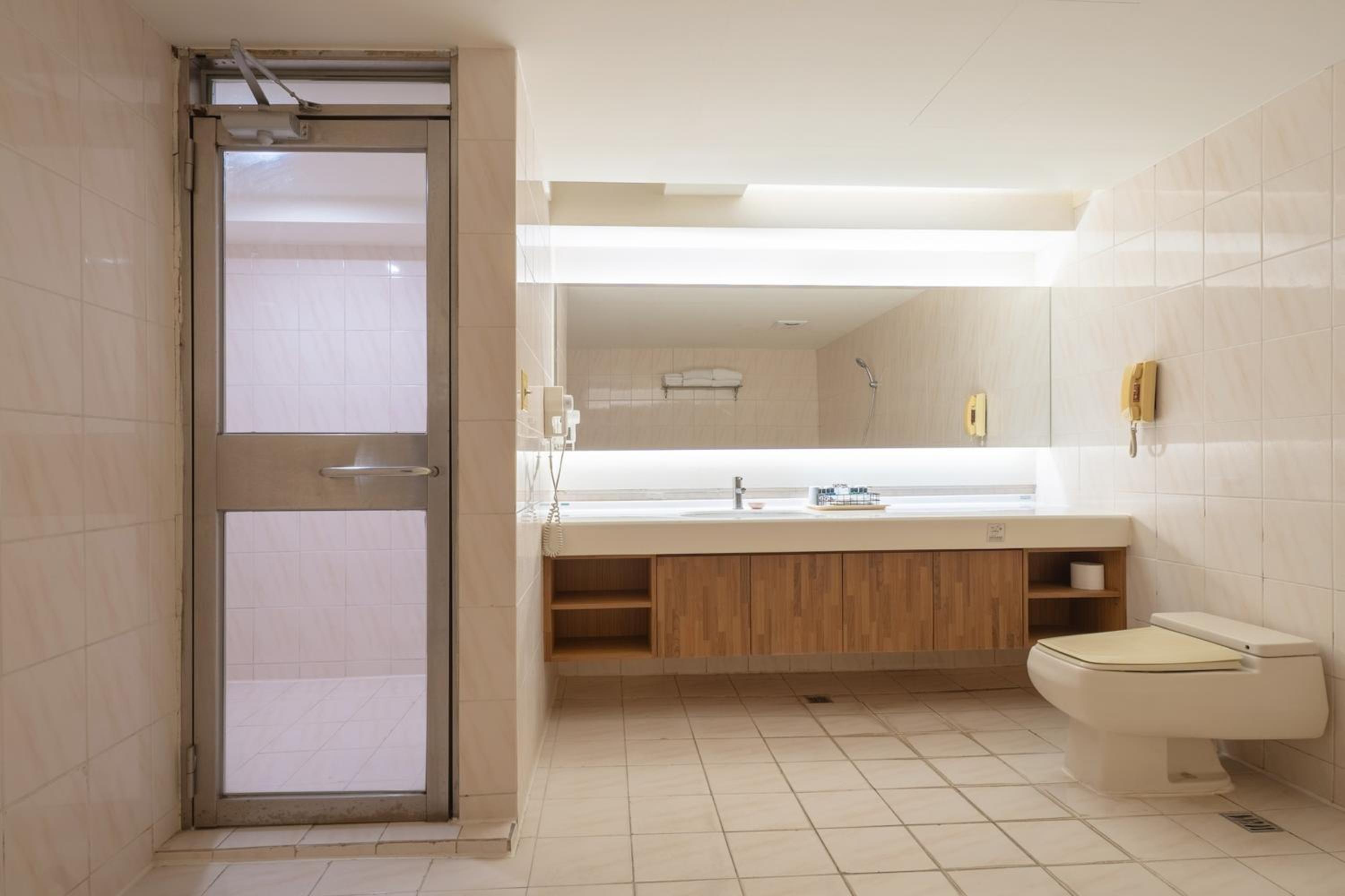 Deluxe Suite - Photo 6