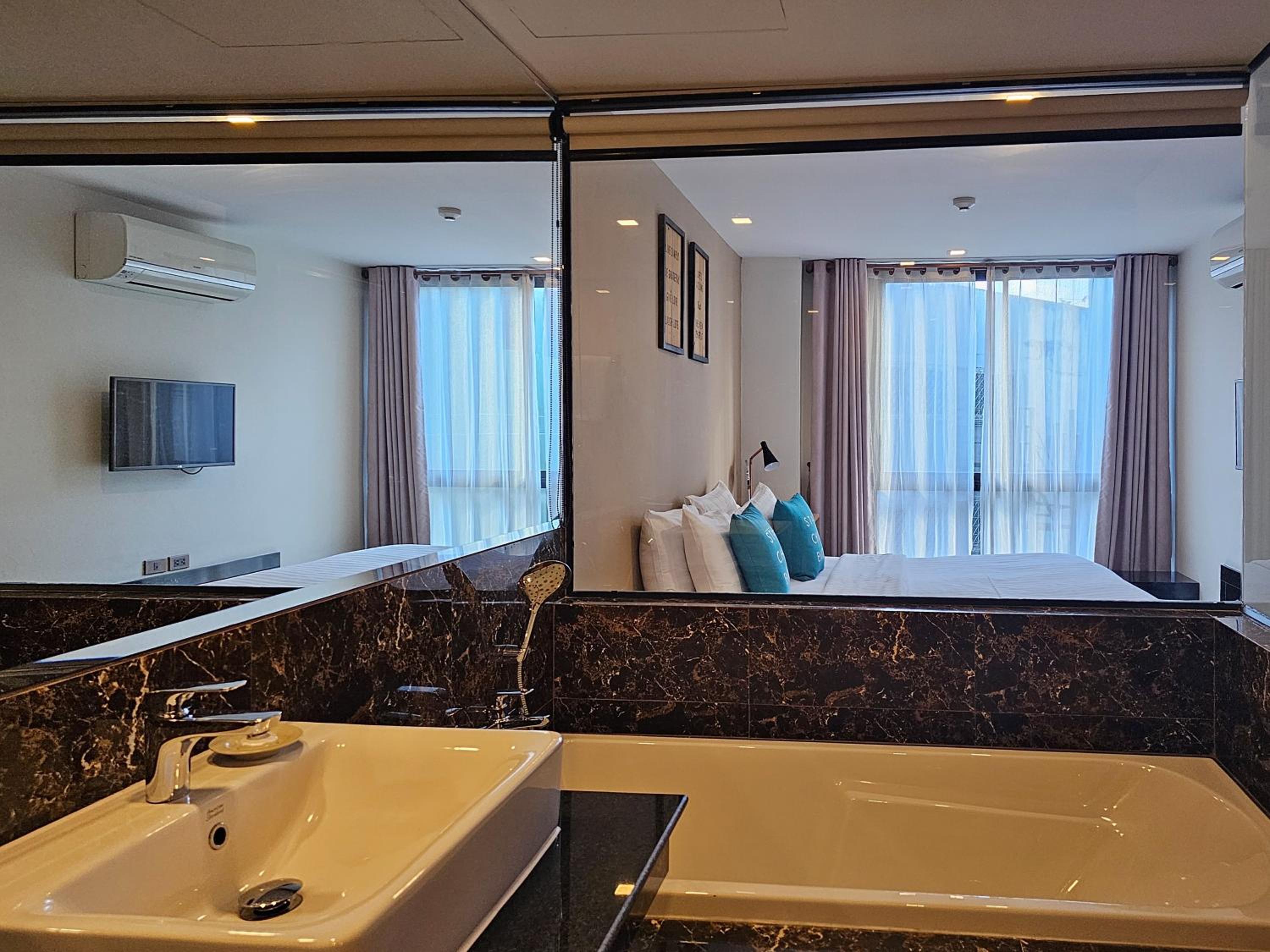 One Bedroom Suite with Bath Tub - Photo 2