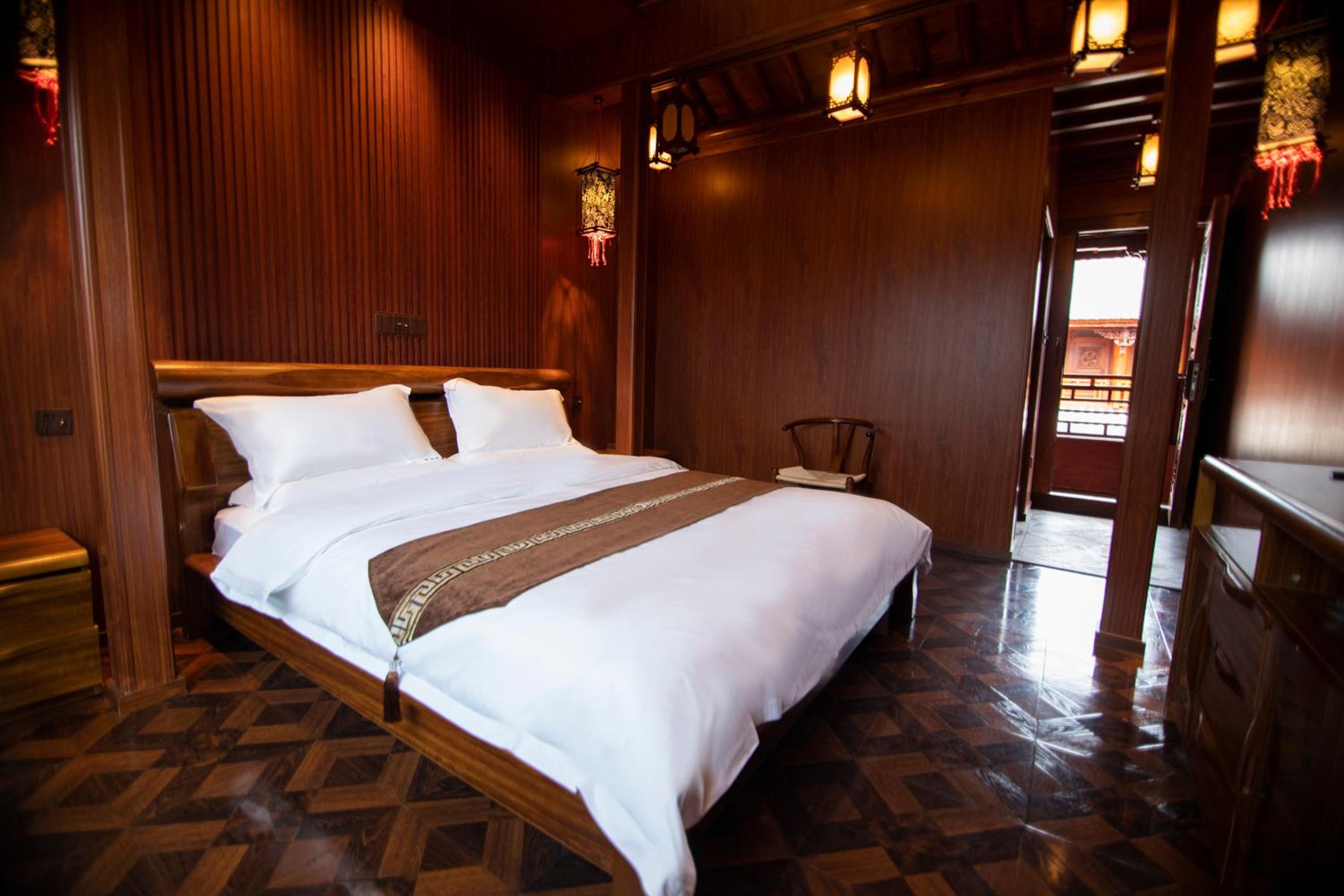 Queen Room photo 2