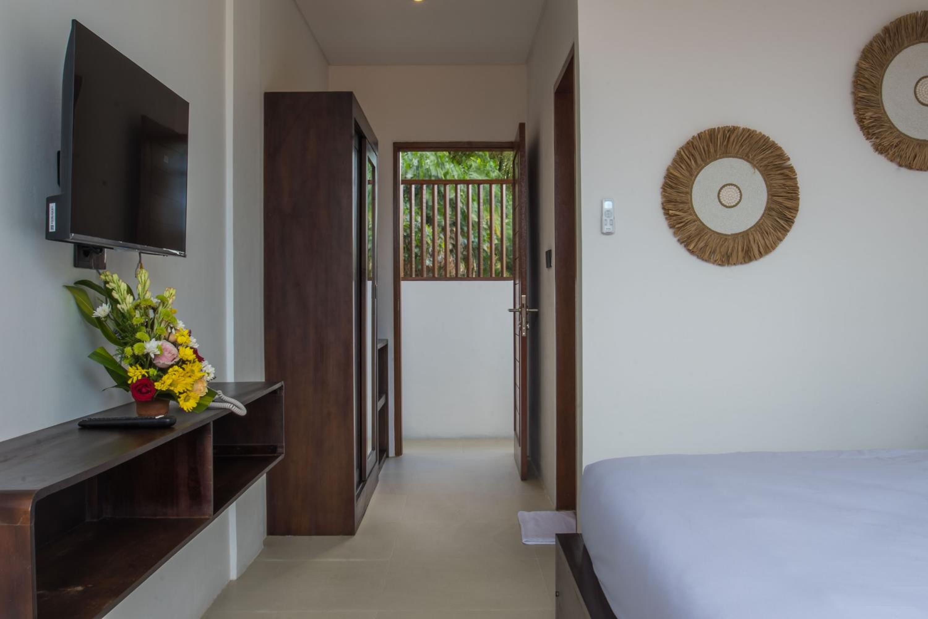 Deluxe Room with Pool View - Photo 14