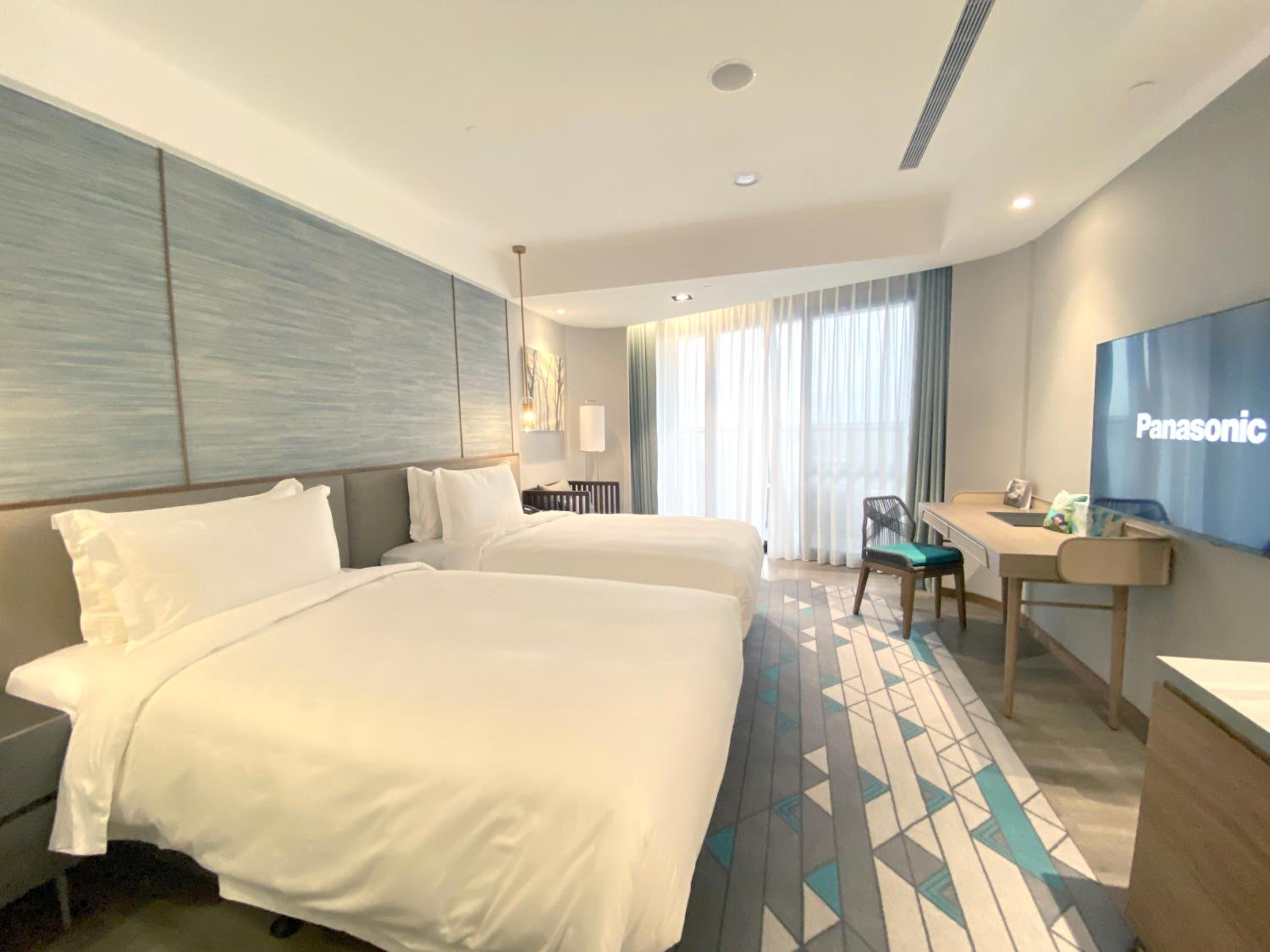 Deluxe Double Room with Balcony and Side Lake View photo 2