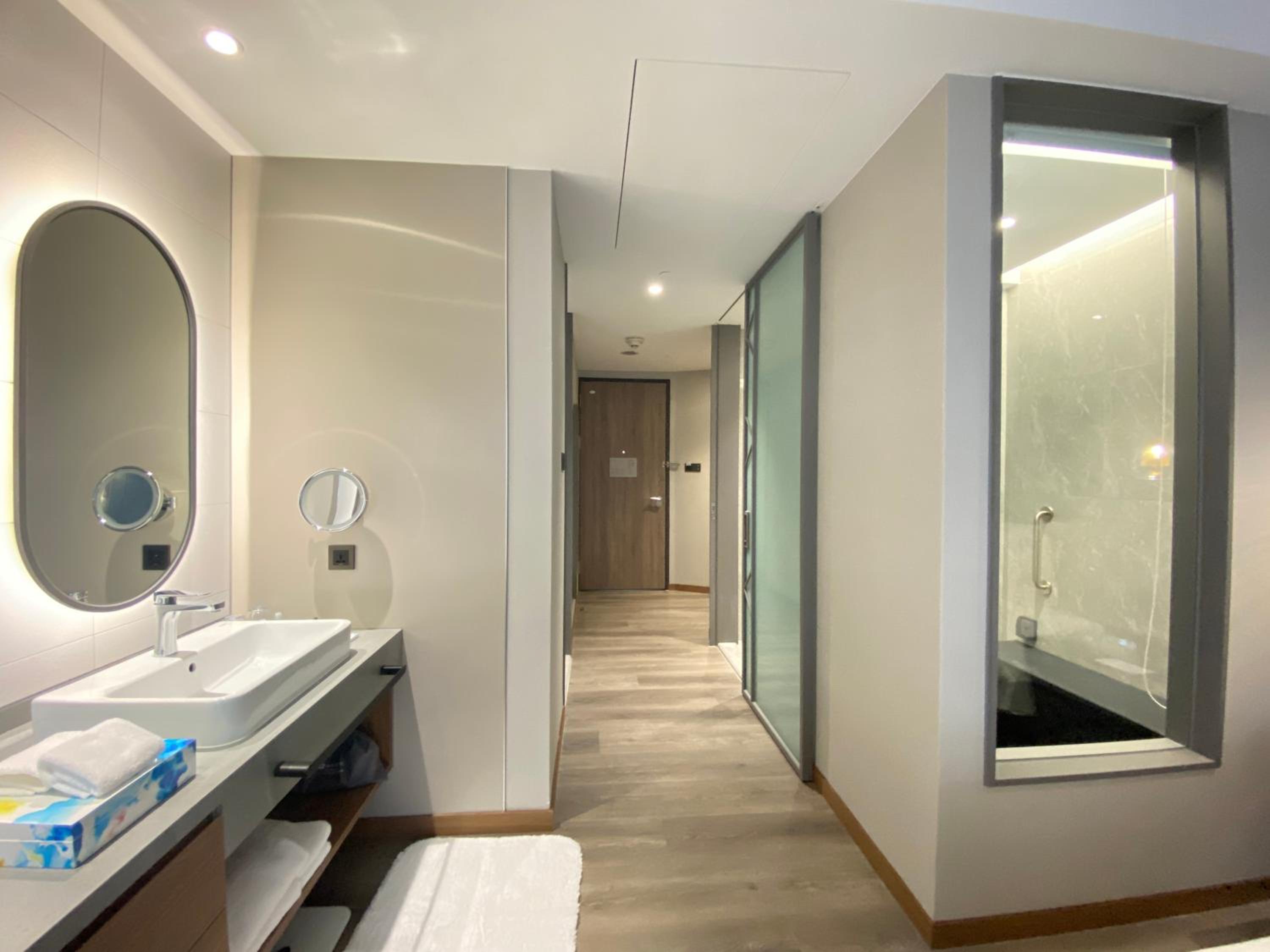 Deluxe Double Room with Balcony and Side Lake View photo 3