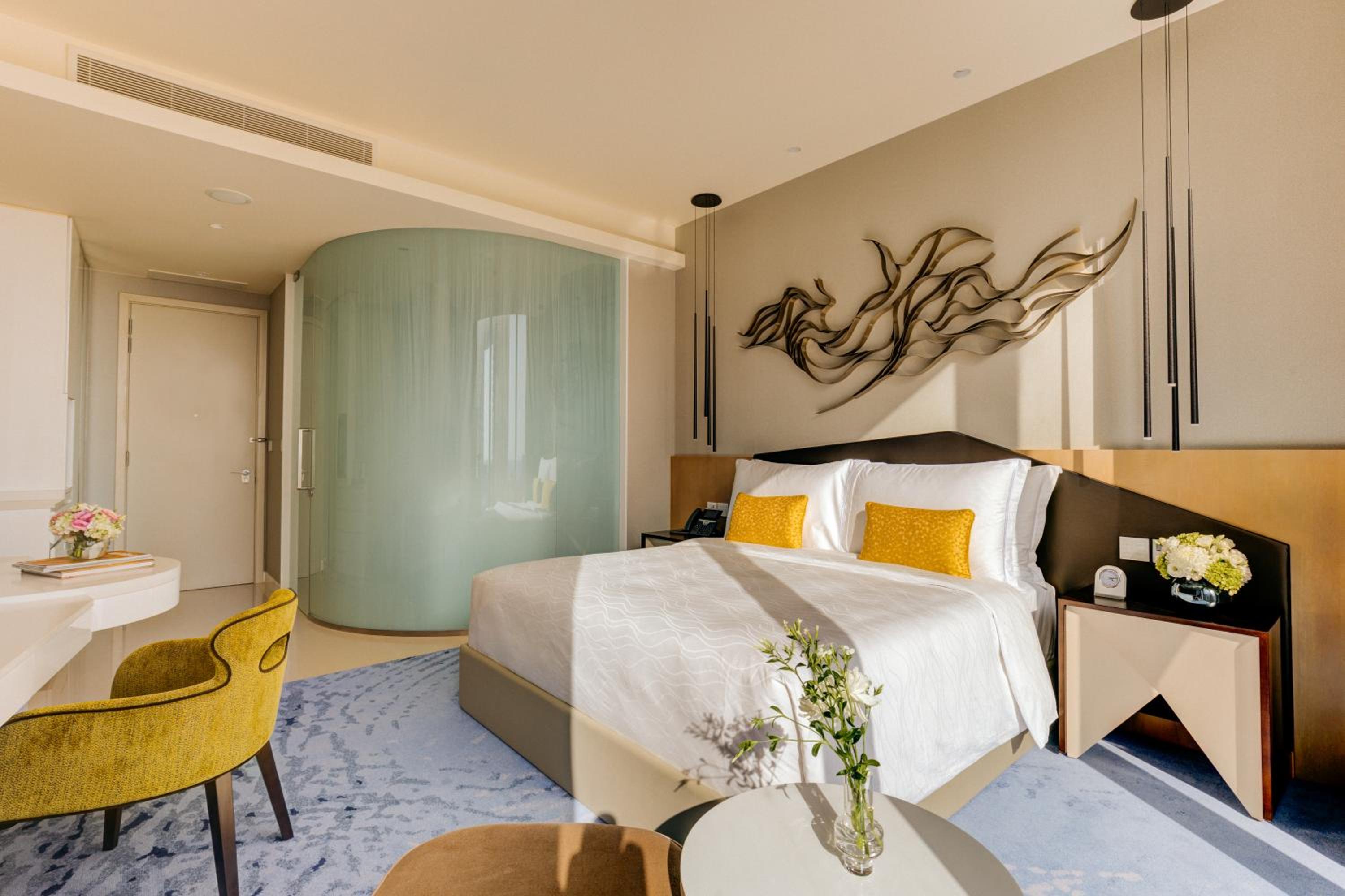 Premier Life Cityscape View King Room - Photo 4