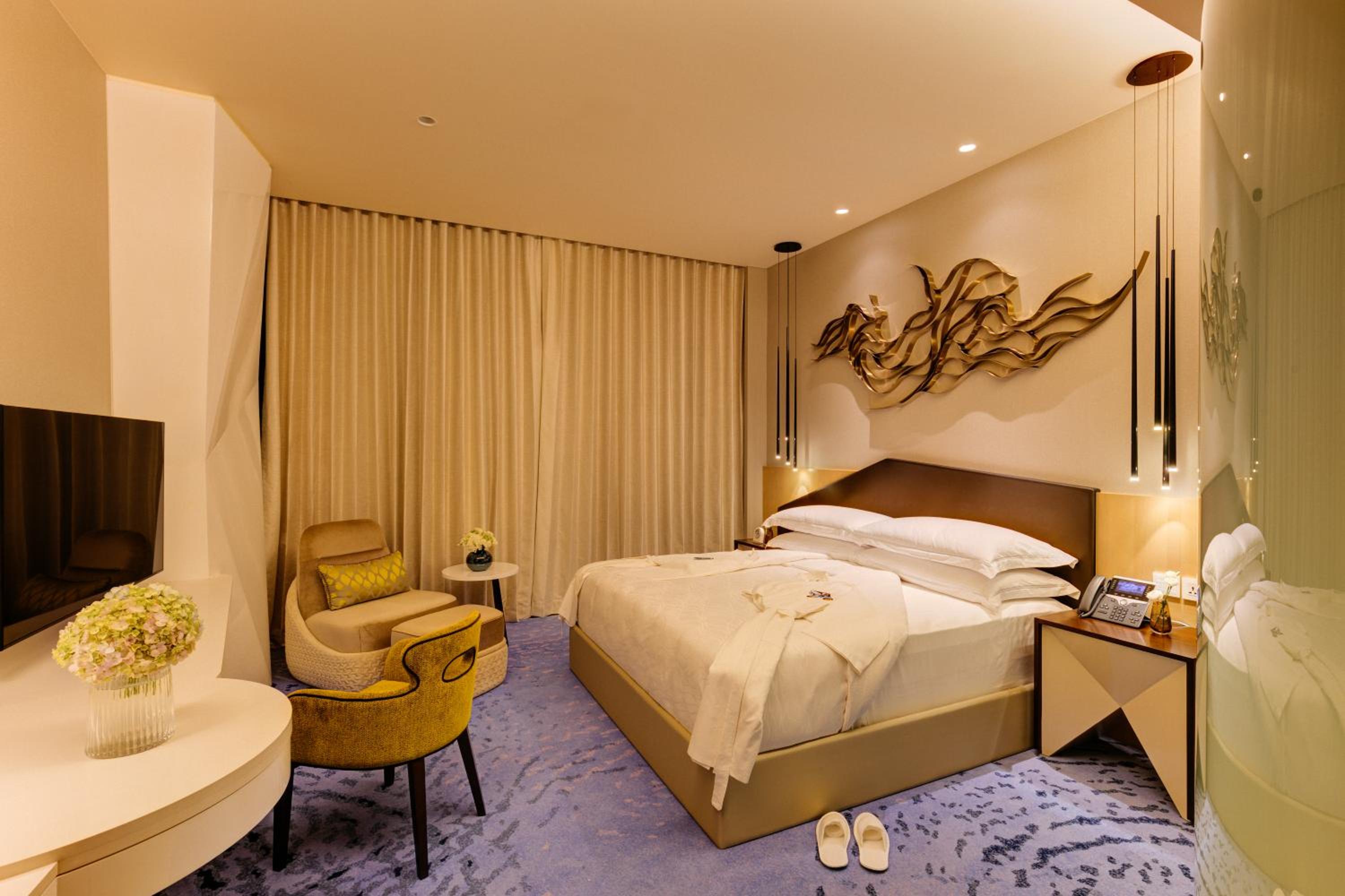 Premier Life Cityscape View King Room - Photo 3