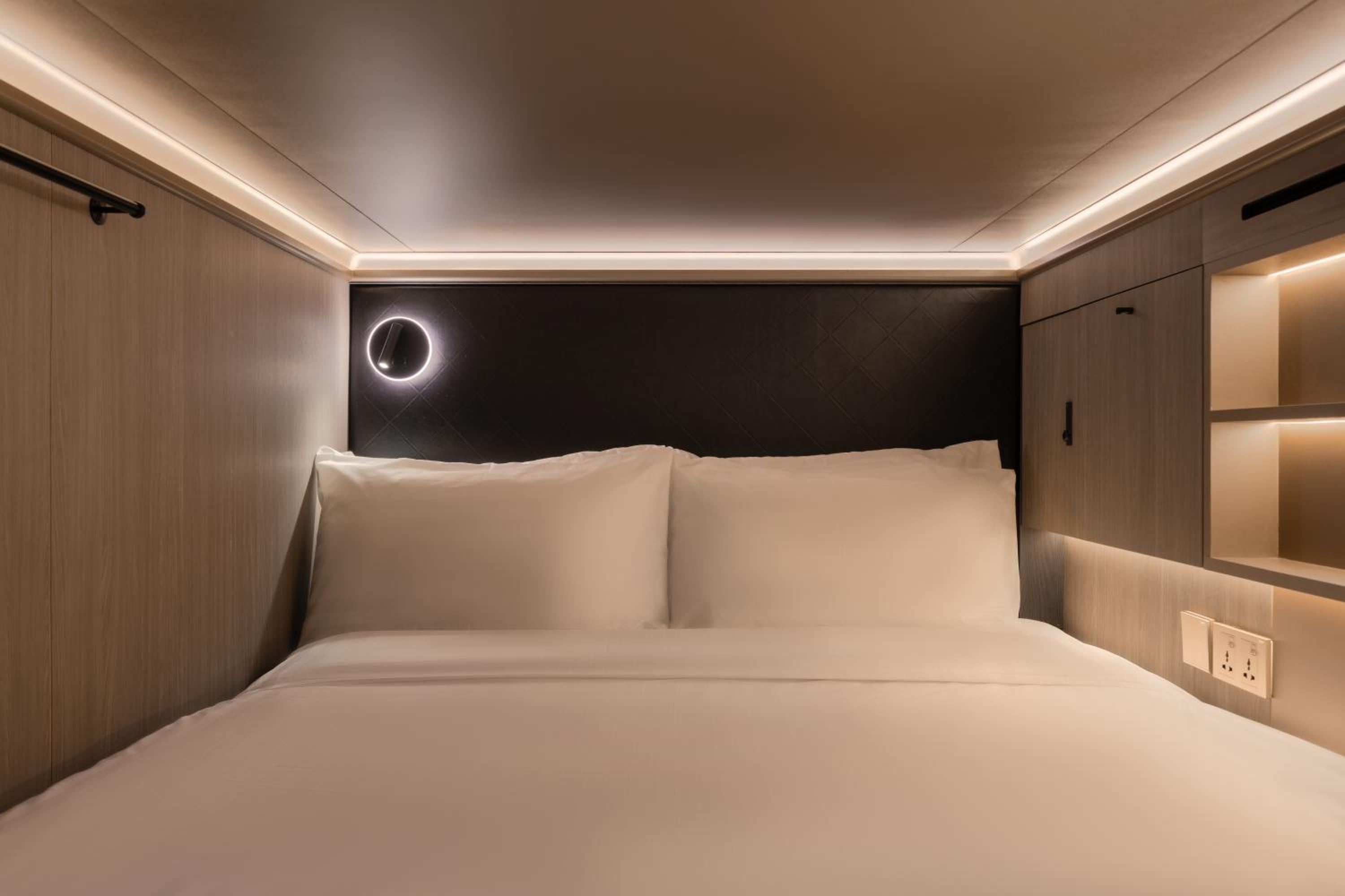 Queen Capsule in Mixed Room