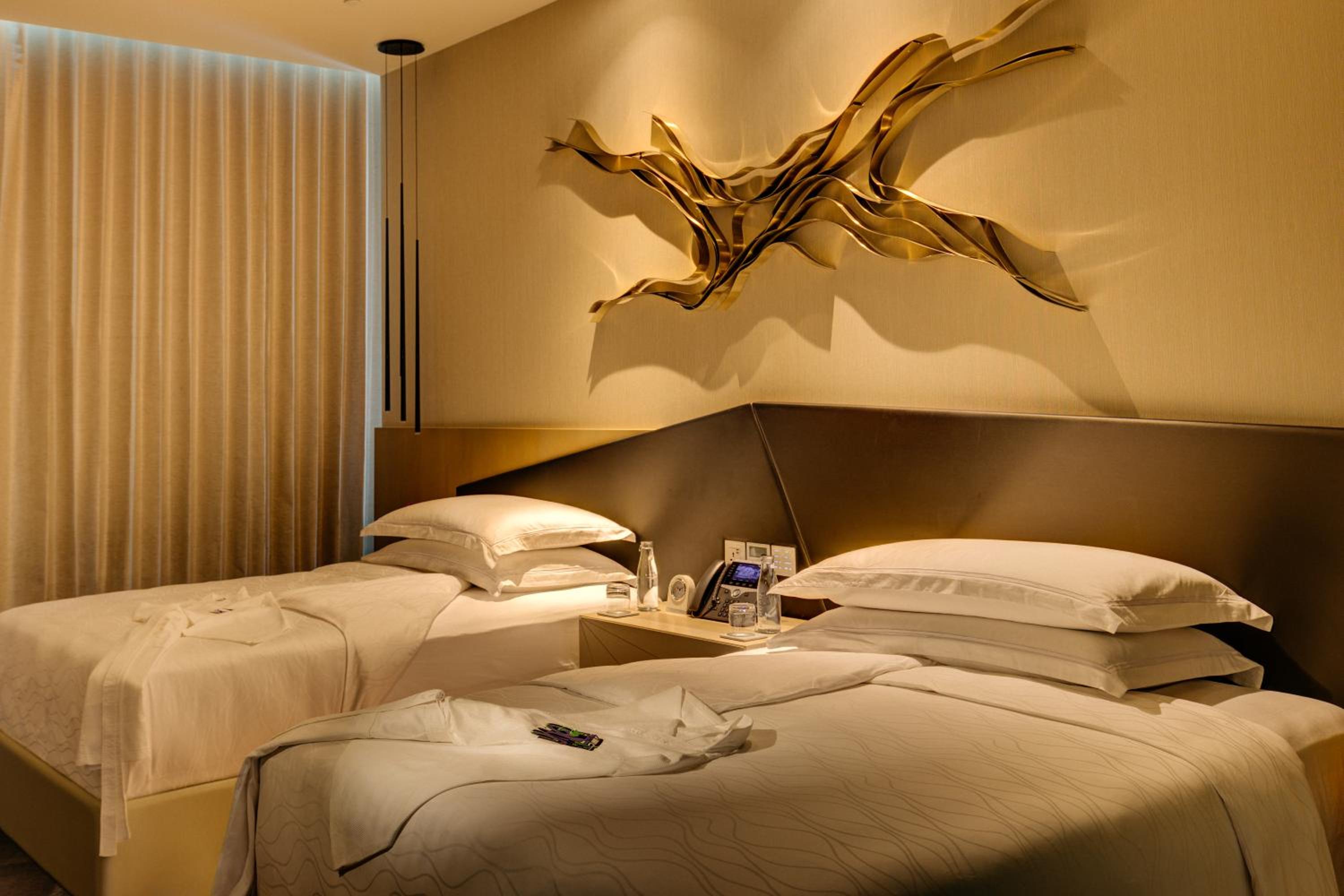 Premier Life Cityscape View Twin Room - Photo 2
