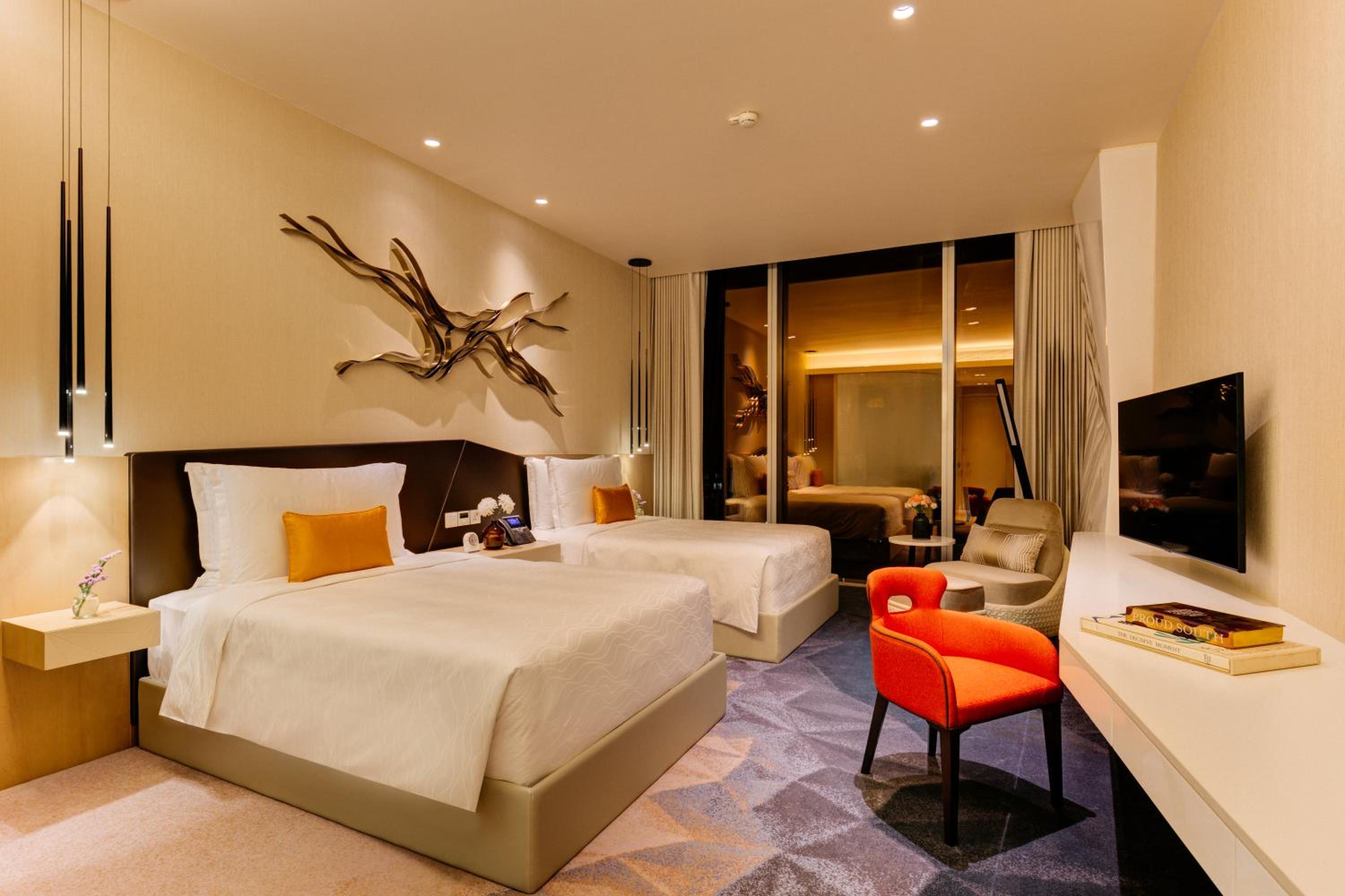 Premier Life Cityscape View Twin Room - Photo 3
