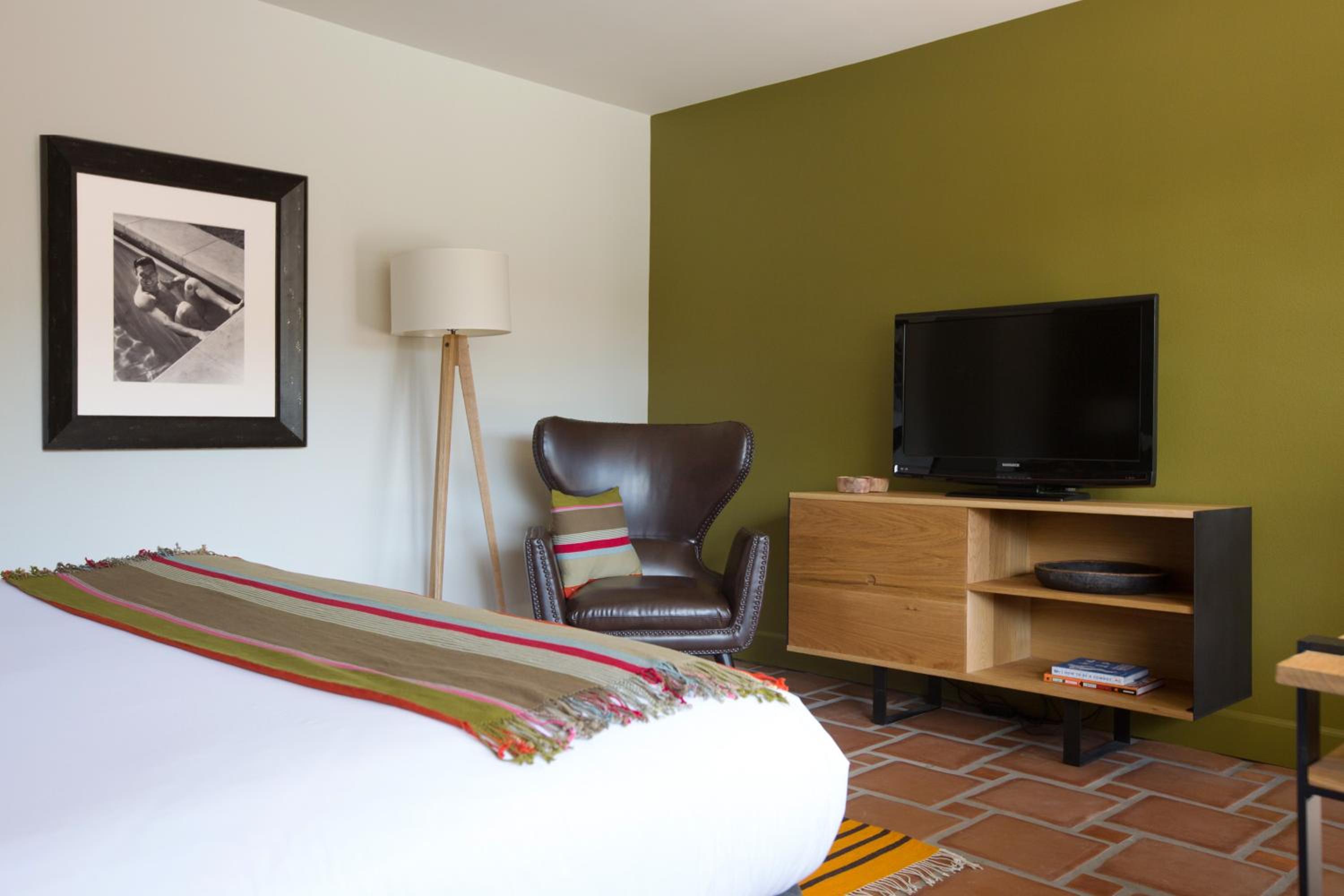 King Room with Pool View- Men Only photo 2