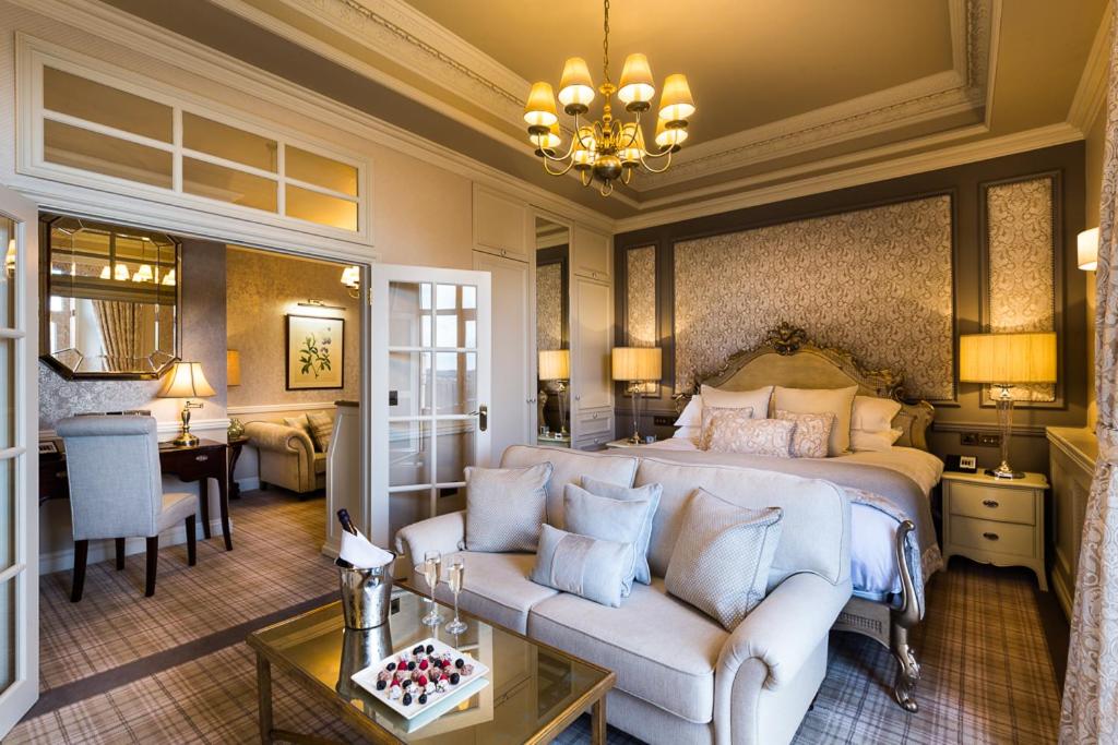 Suite - Photo 1