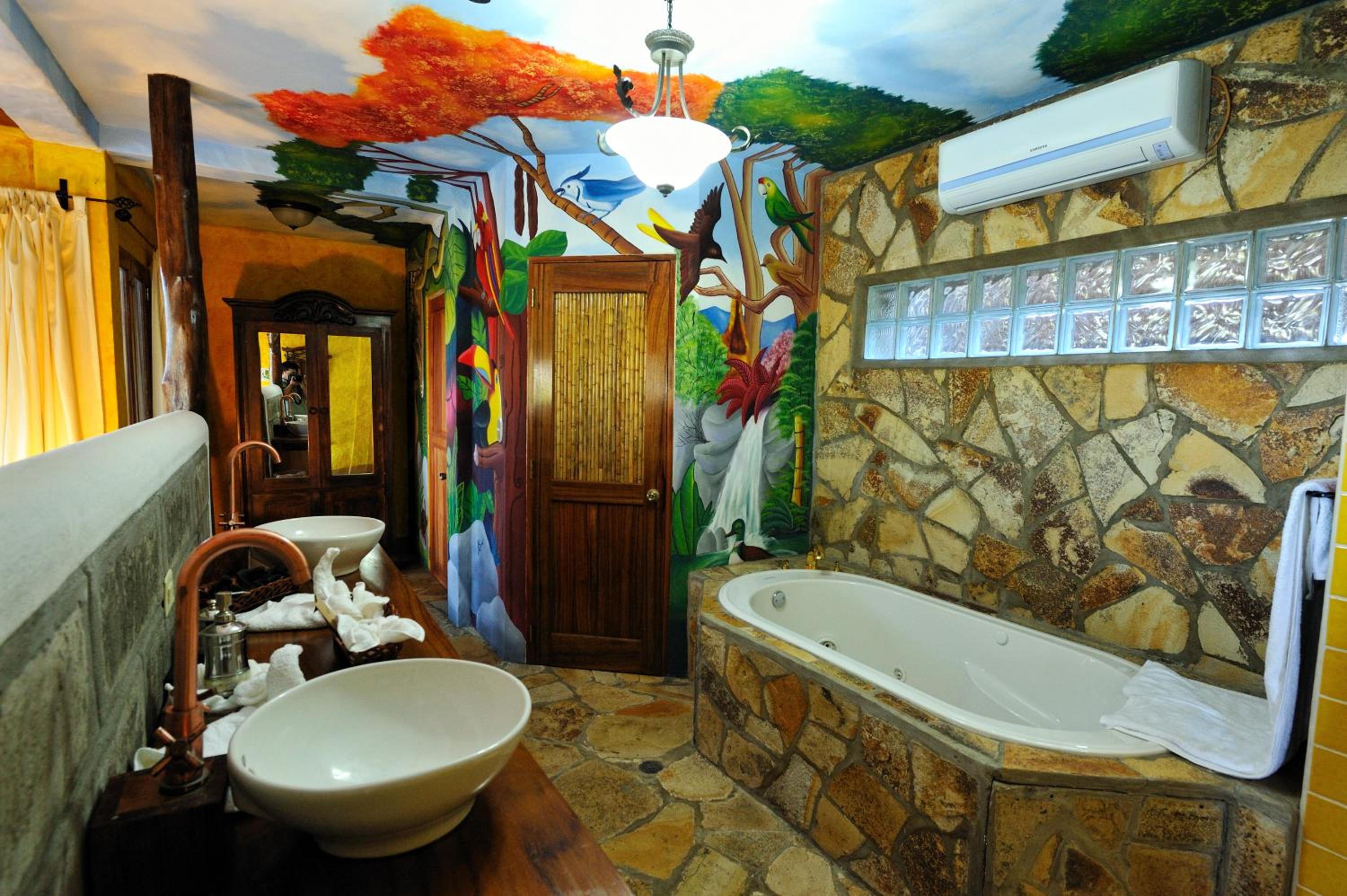Honeymoon Suite photo 2