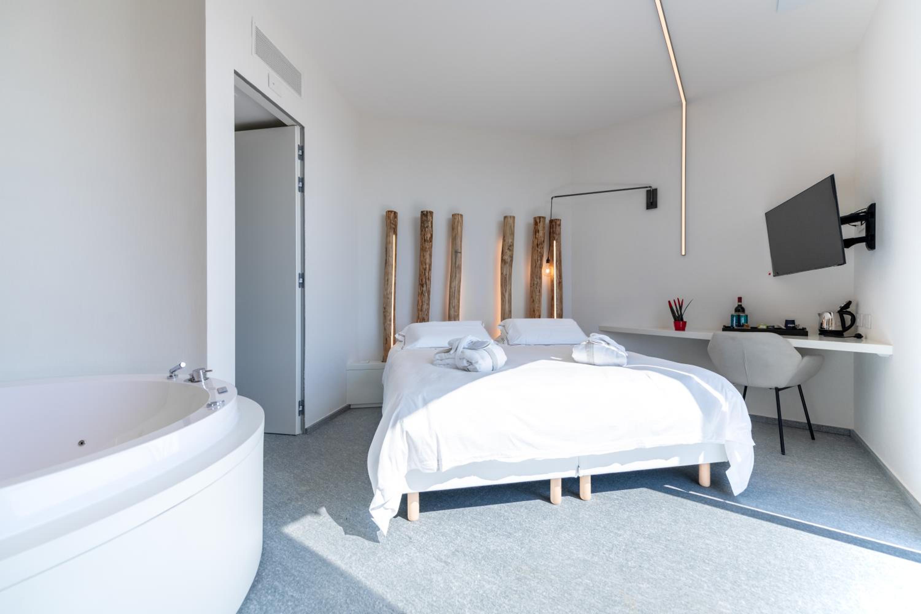 Queen Room with Spa Bath photo 3