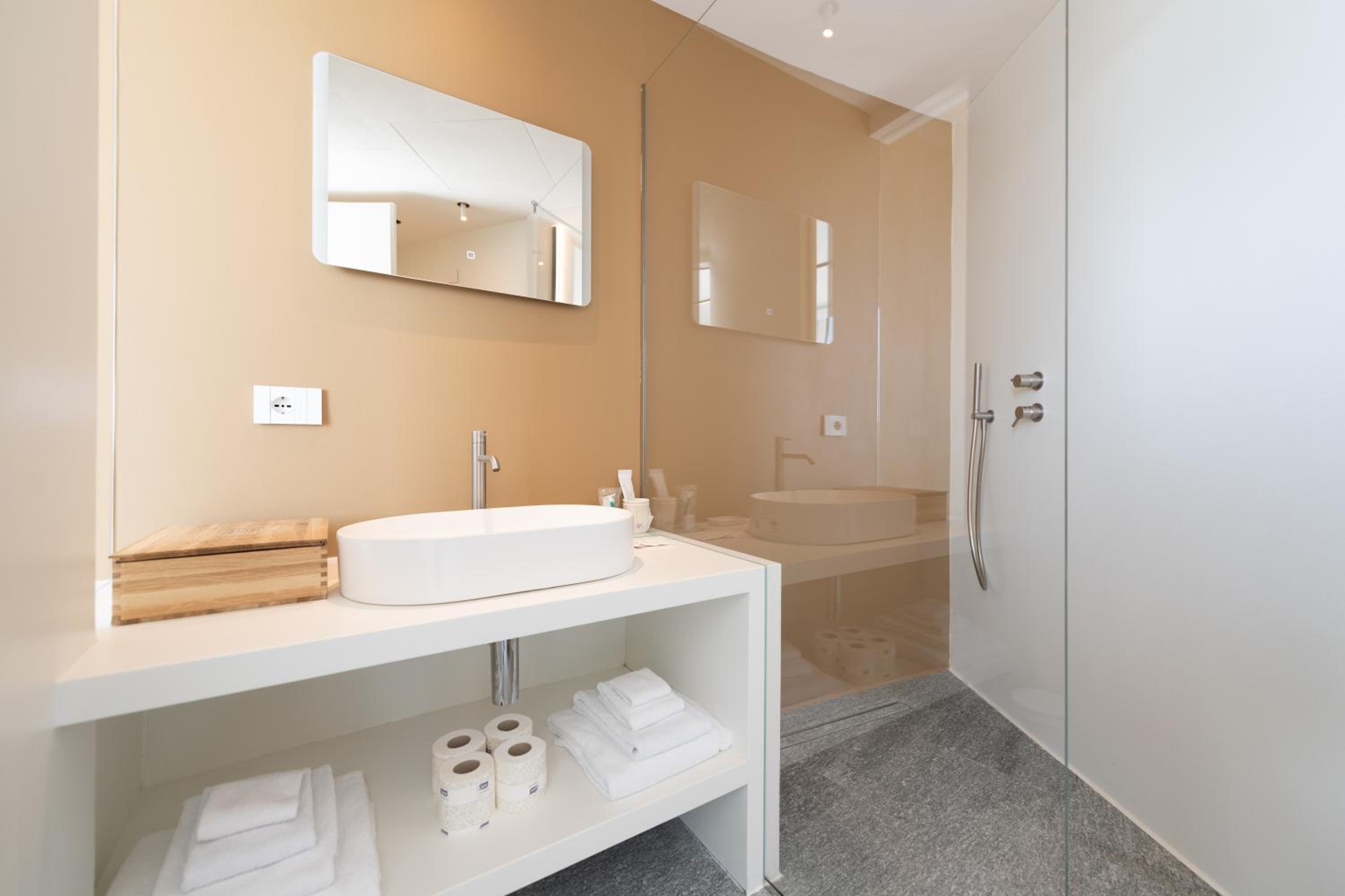Queen Room with Spa Bath photo 2
