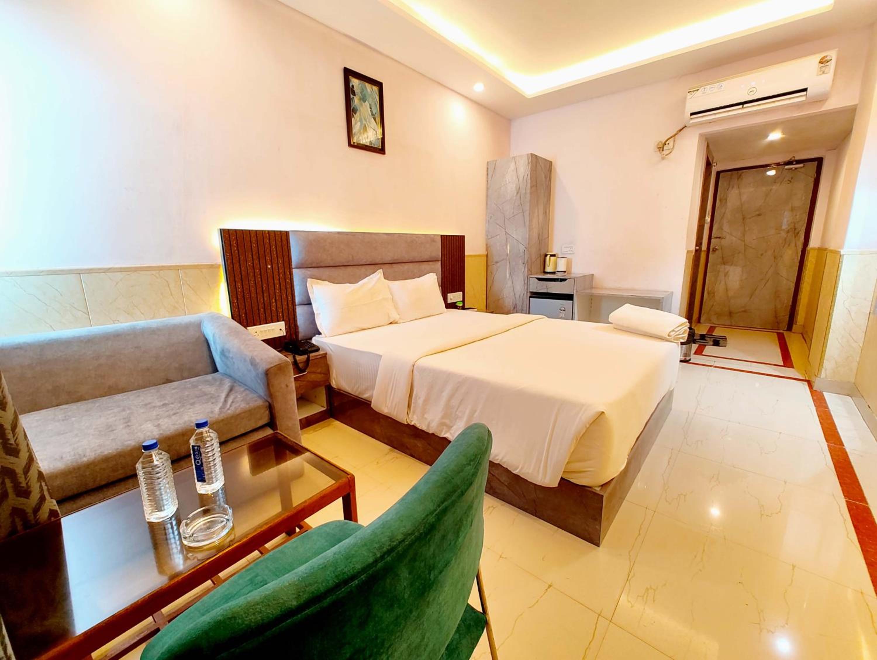 Deluxe Double Room With Balcony And Sea View - Photo 2