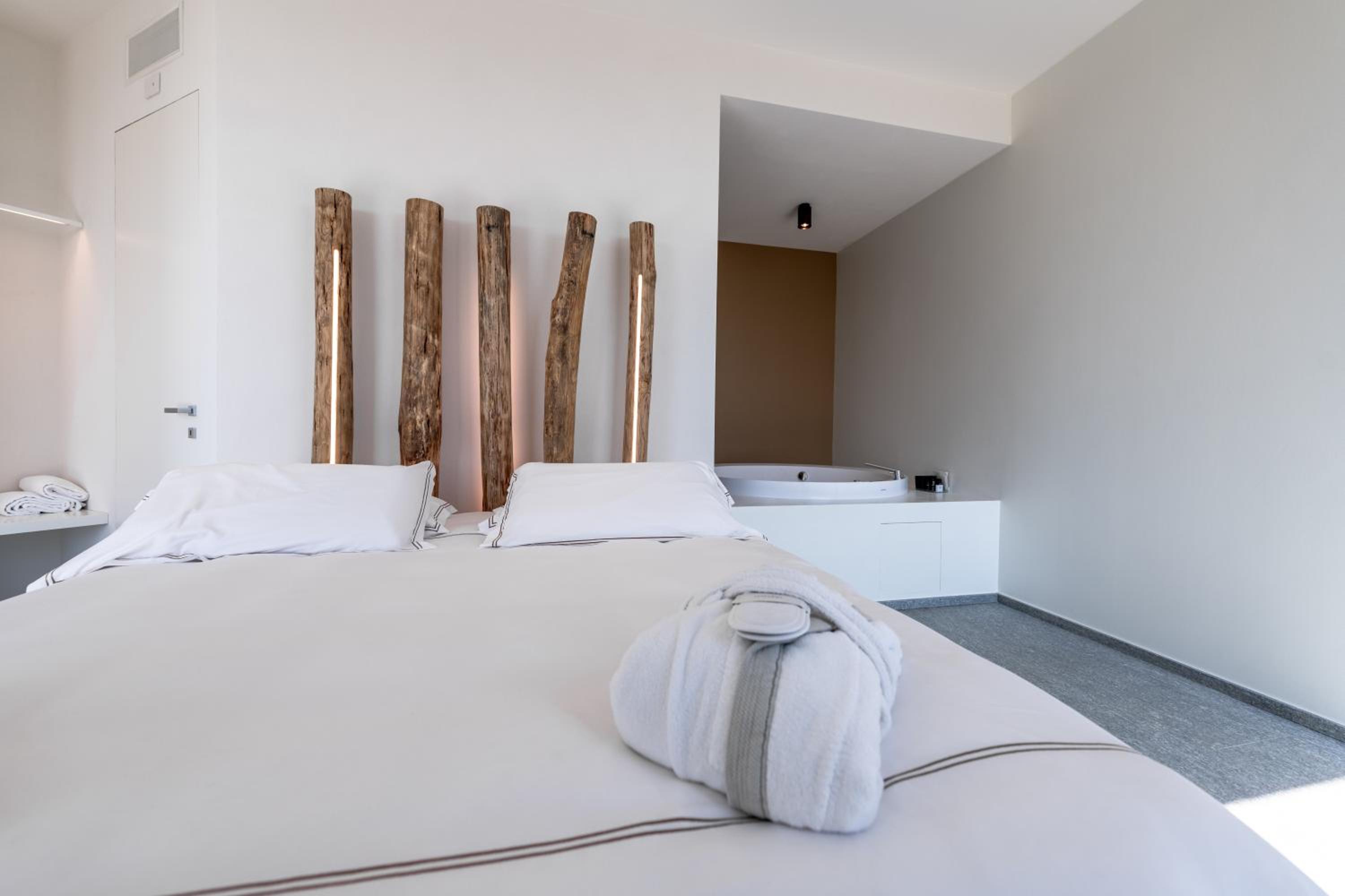 King Room with Balcony photo 1