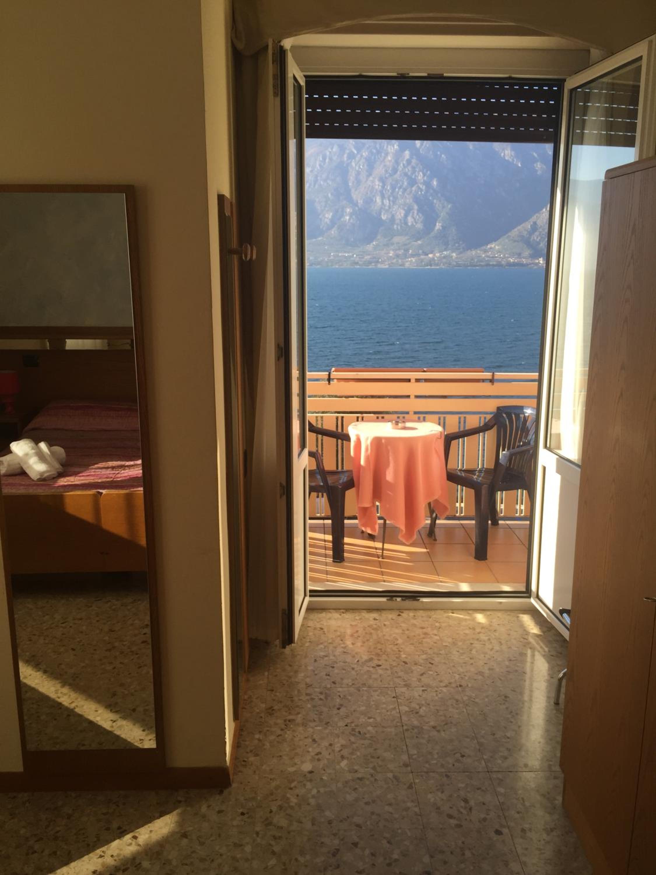 Double Room with Lake View - Photo 4