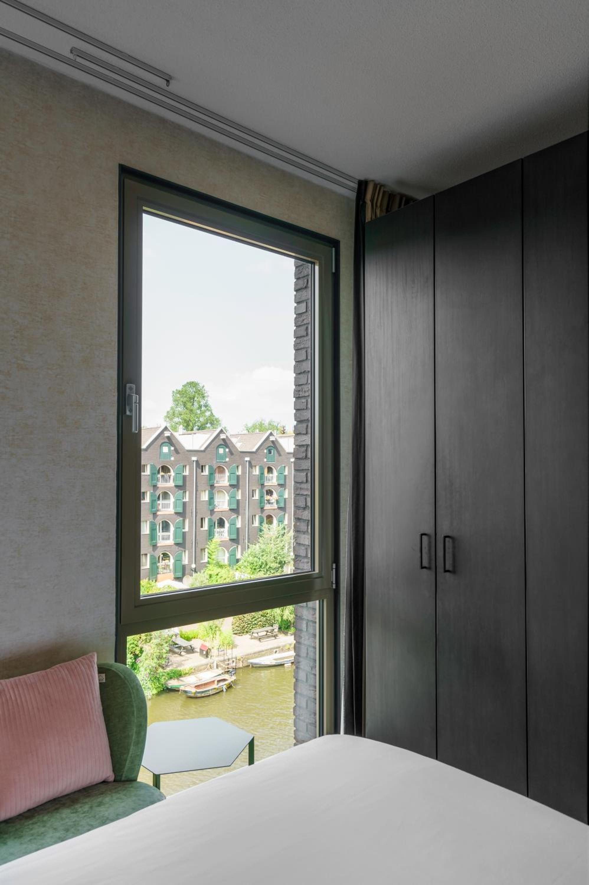 Family Three People Room with Canal View thumbnail 6