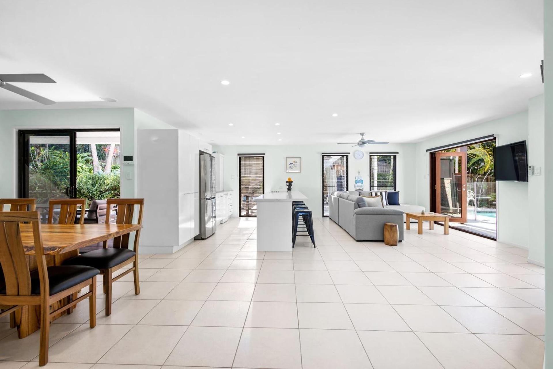 Five-Bedroom House photo 3