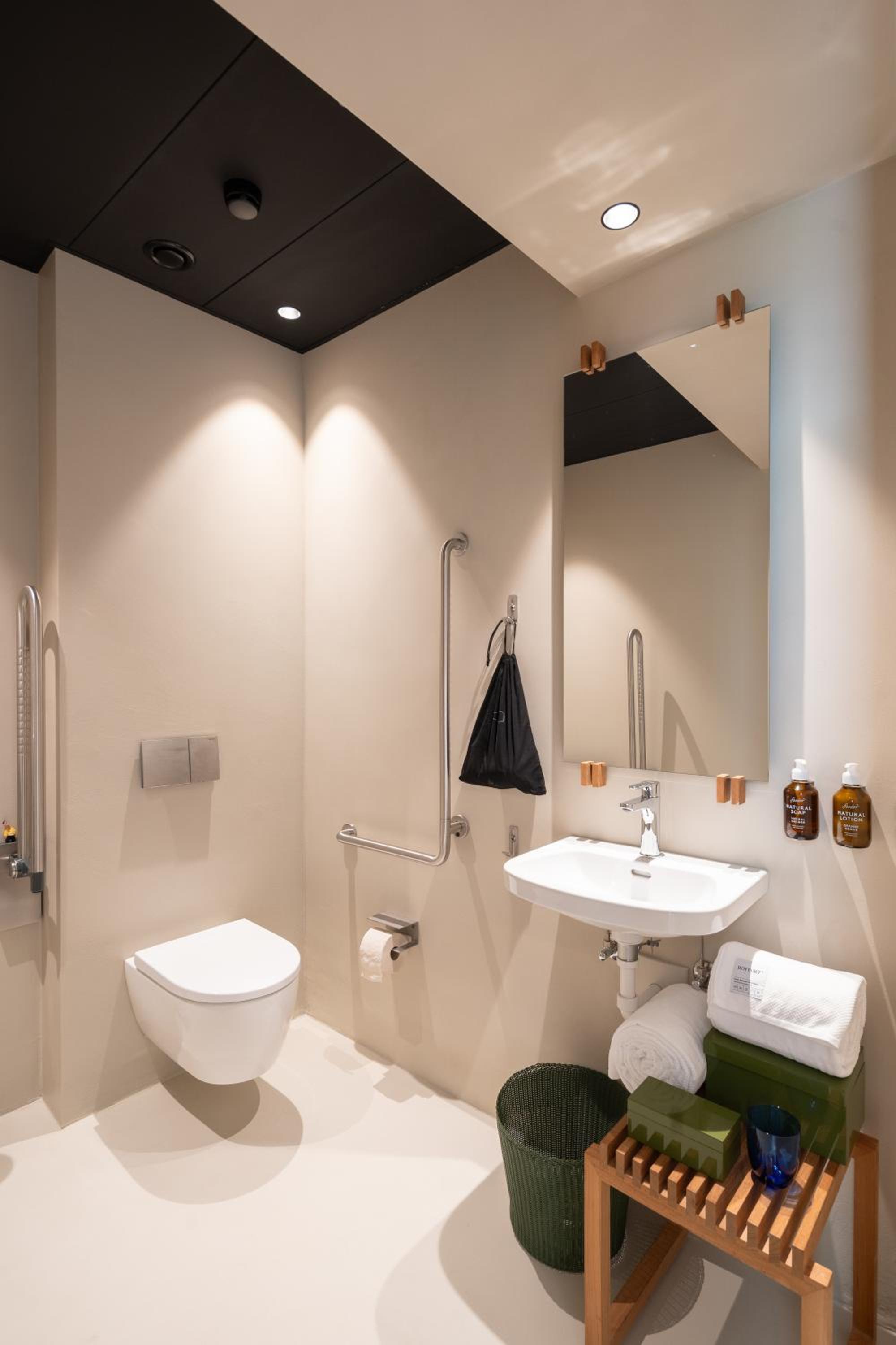 Double Room - Disability Access photo 3