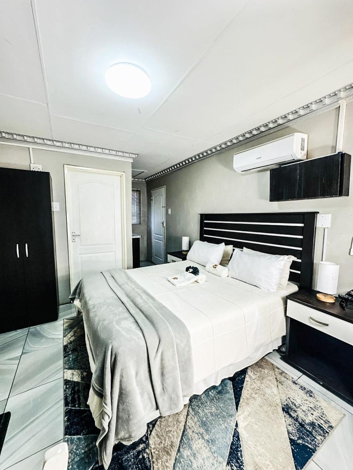 Queen Room photo 1