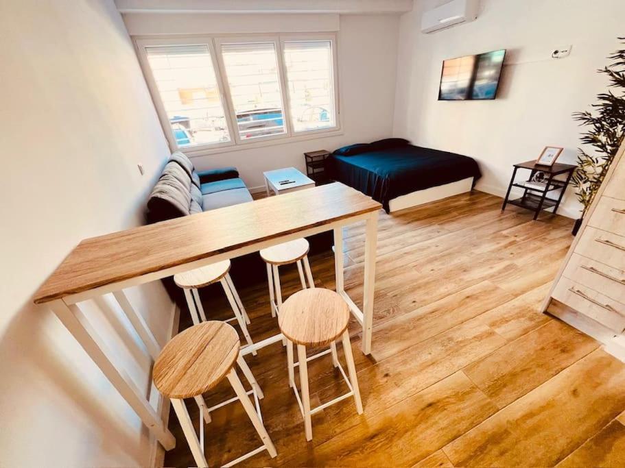 One-Bedroom Apartment photo 2