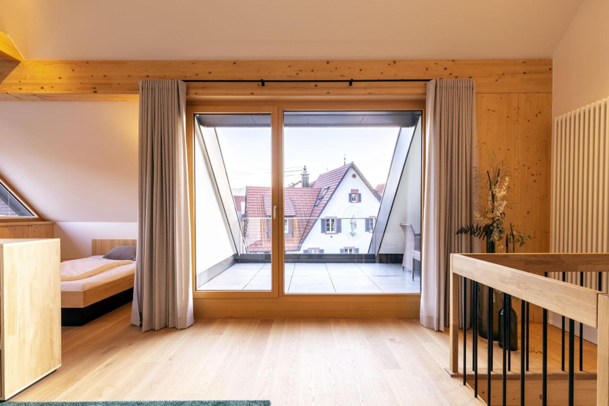 Three-Bedroom Premium Apartment with Balcony photo 2
