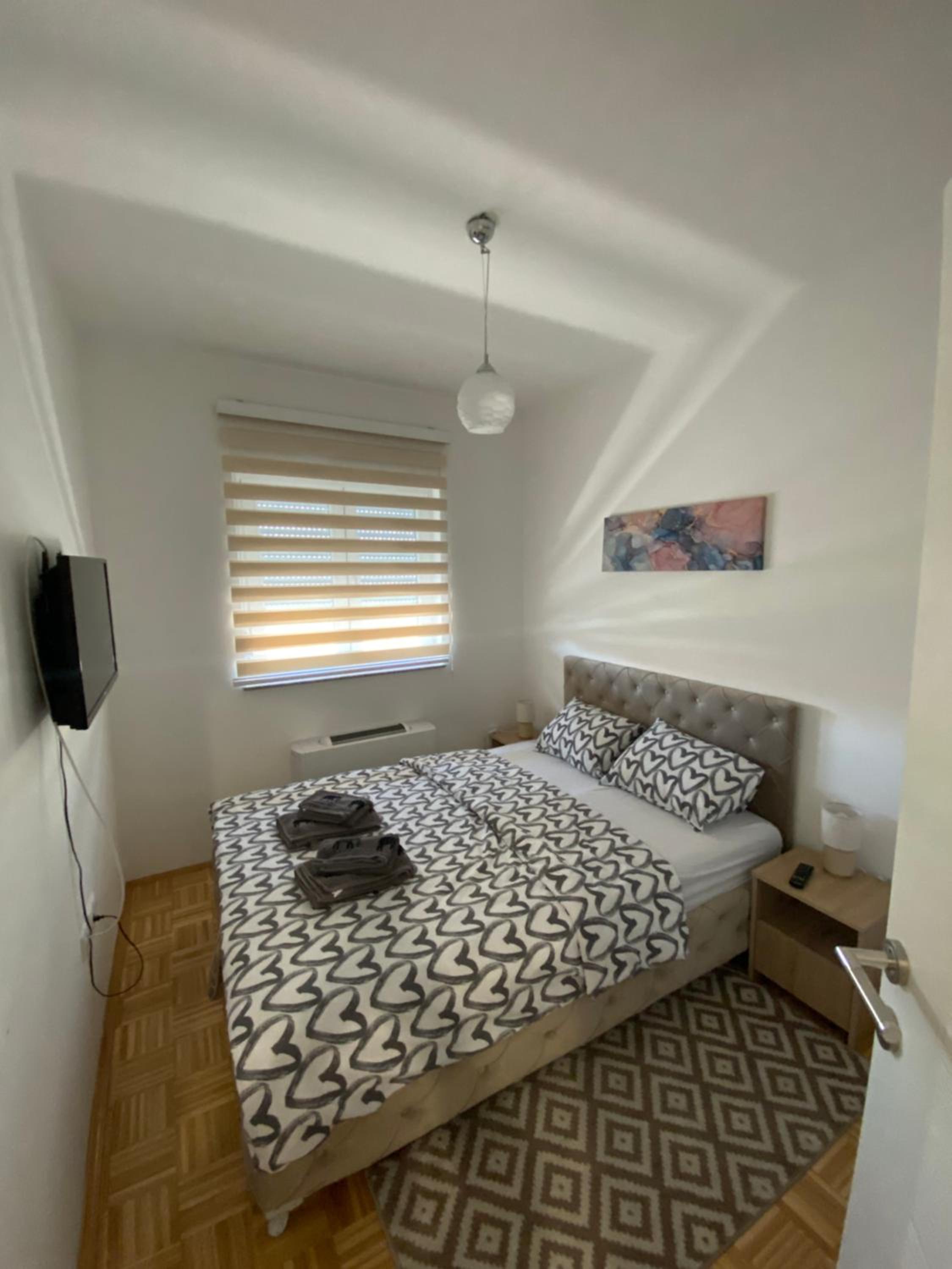 One-Bedroom Apartment photo 1