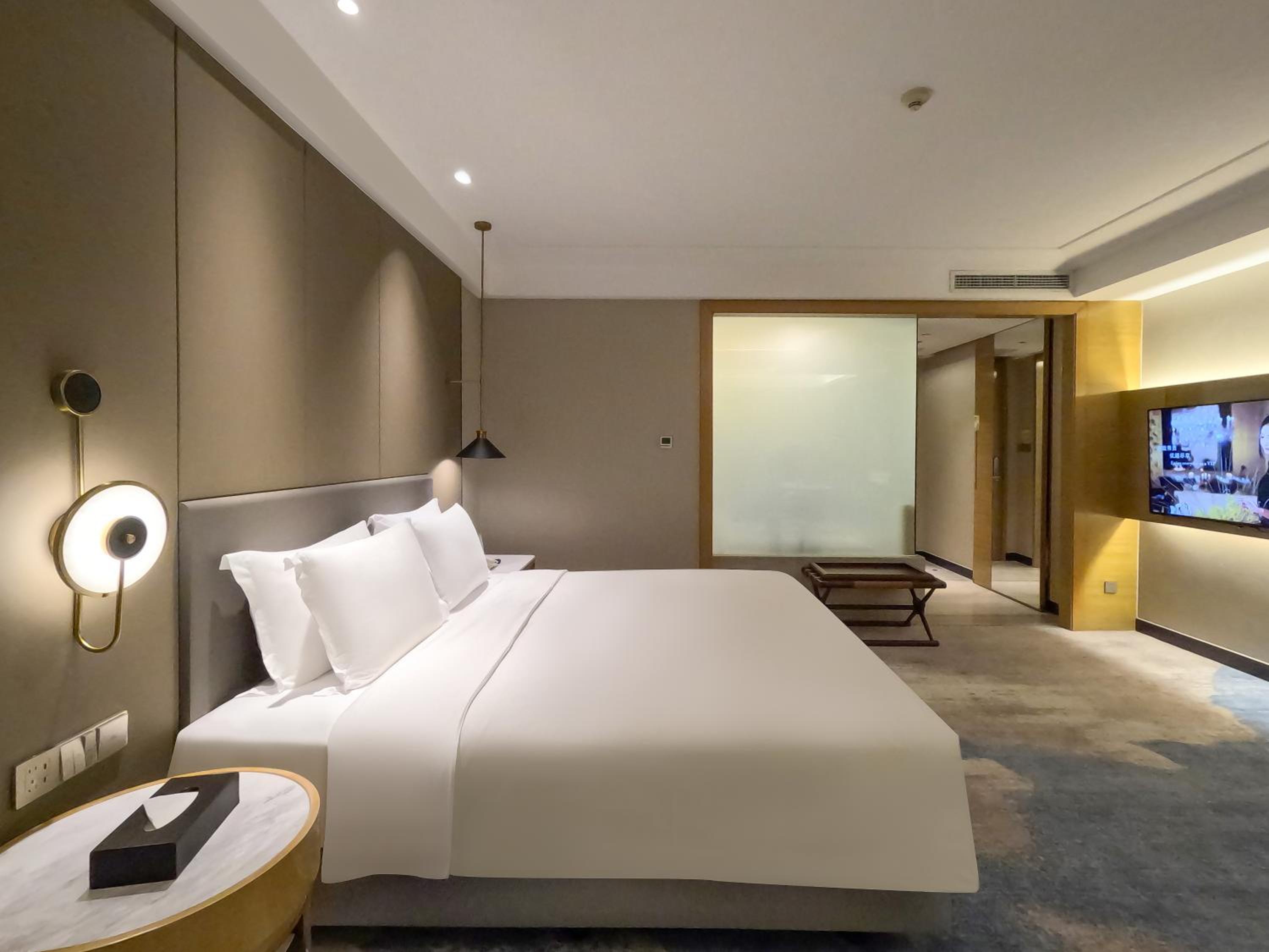 Deluxe Double Room With Bath photo 3