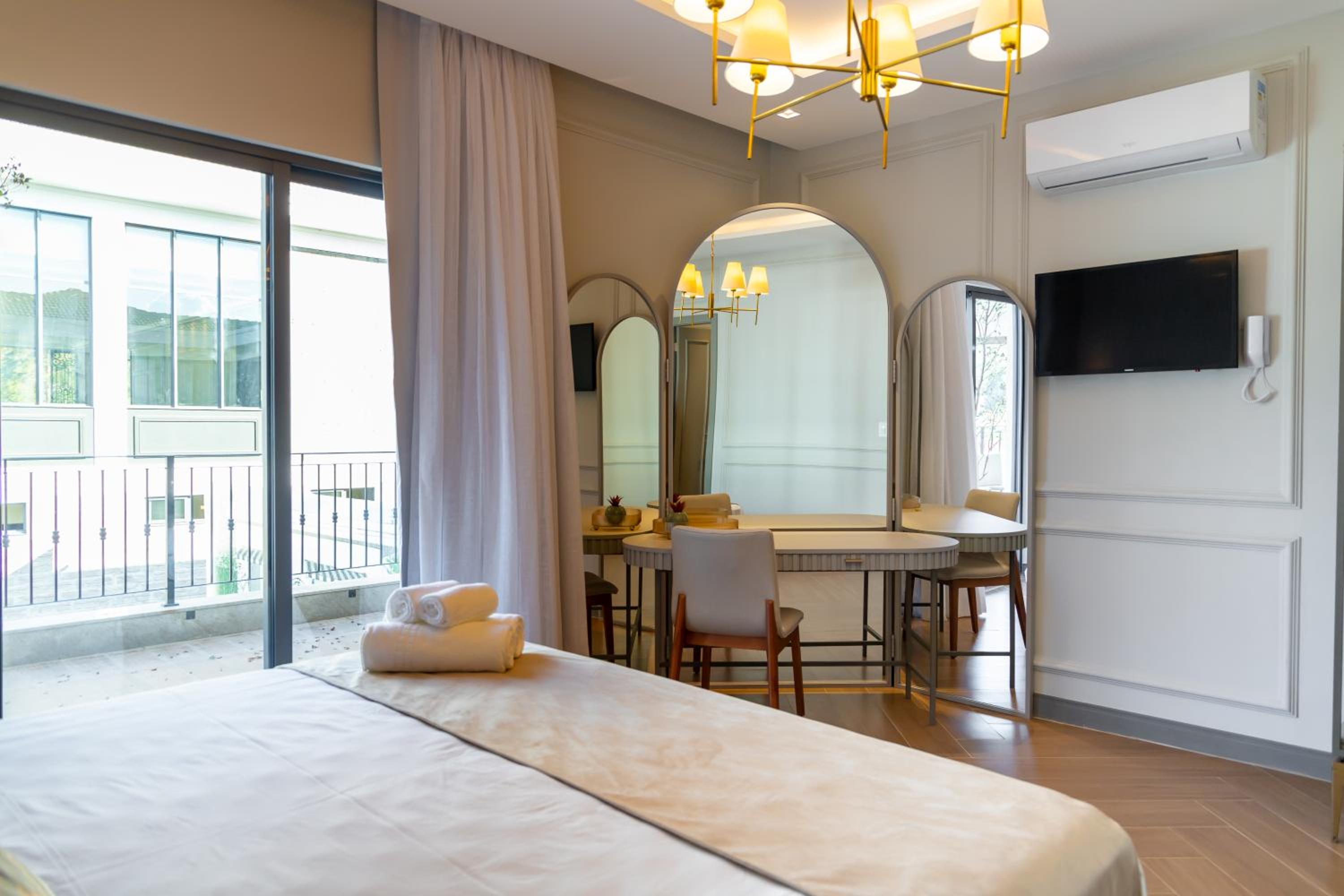 King Suite with Balcony photo 2