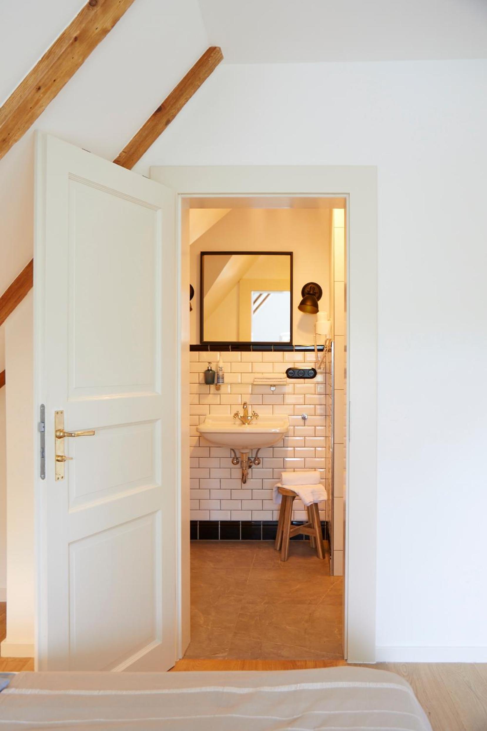 Double Room with Private Bathroom - Photo 14