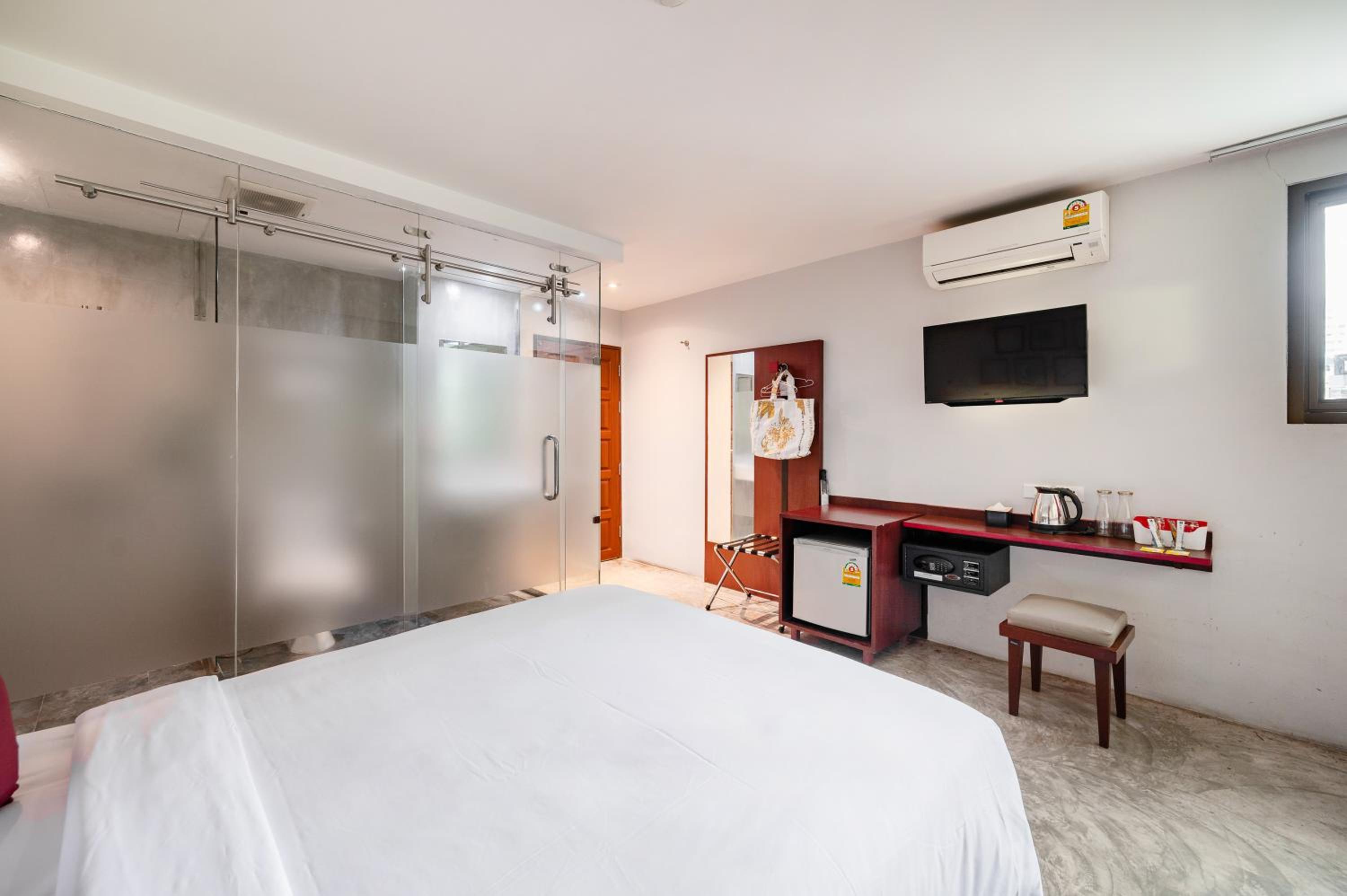 Standard Room (No Window) photo 3