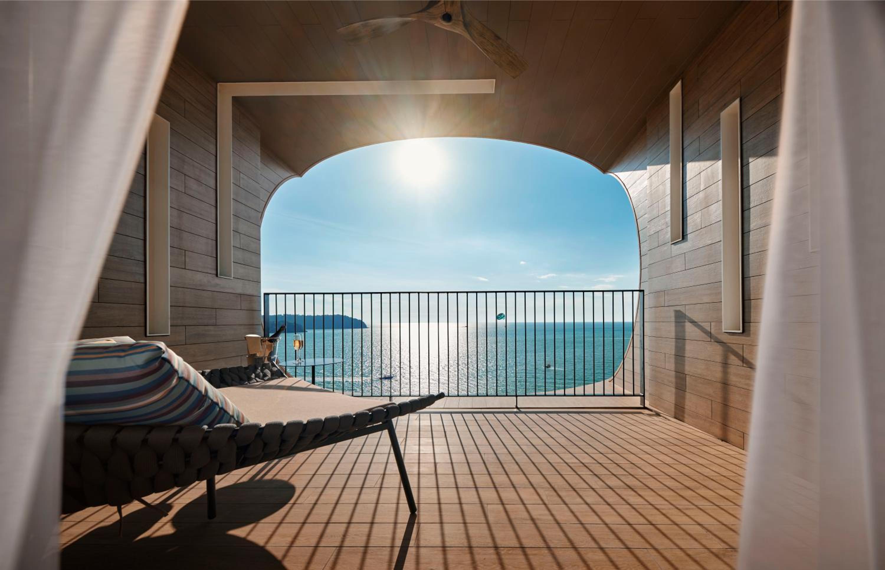 Deluxe Ocean View Suite - Photo 5
