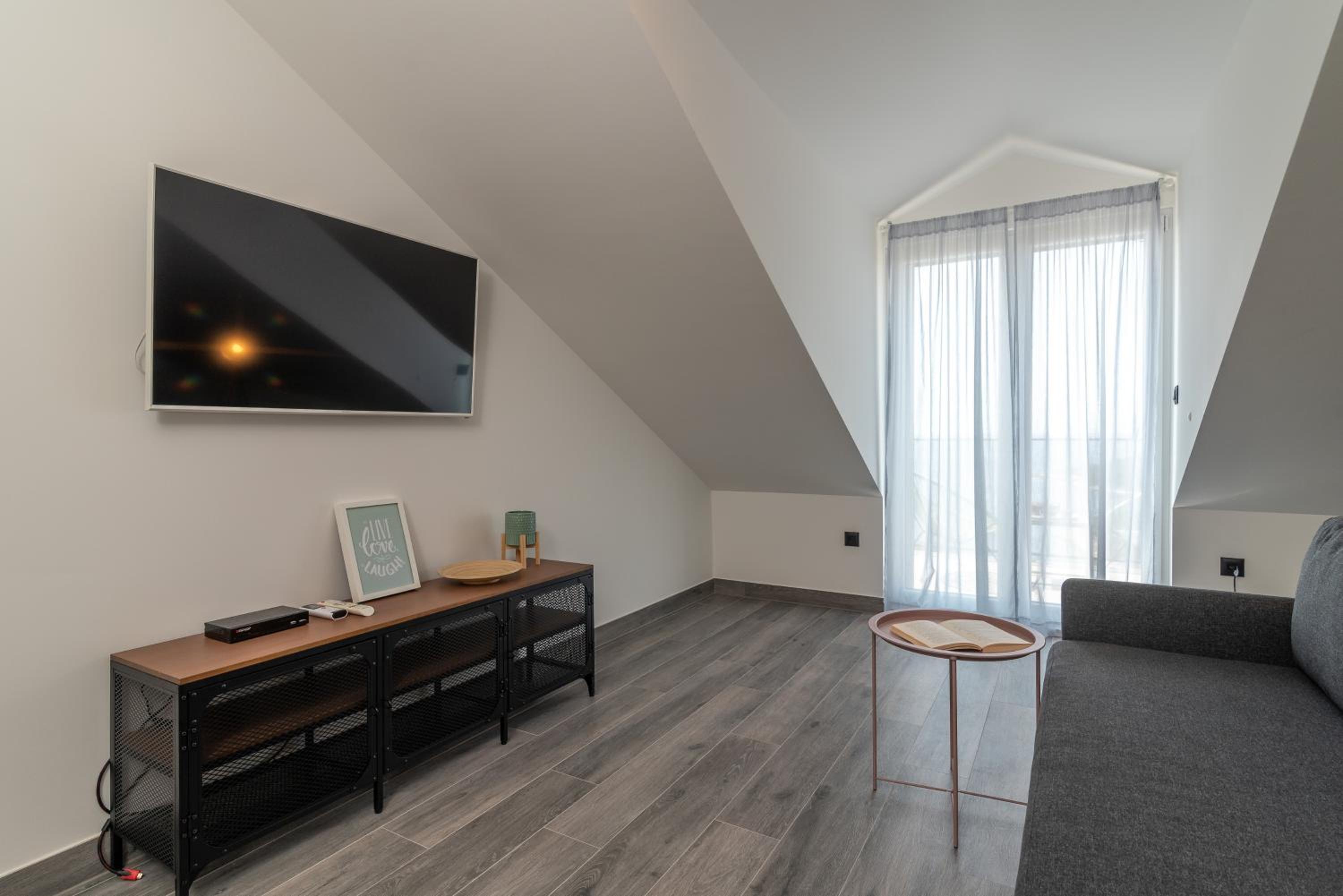 One-Bedroom Apartment with Sea View and Balcony photo 2