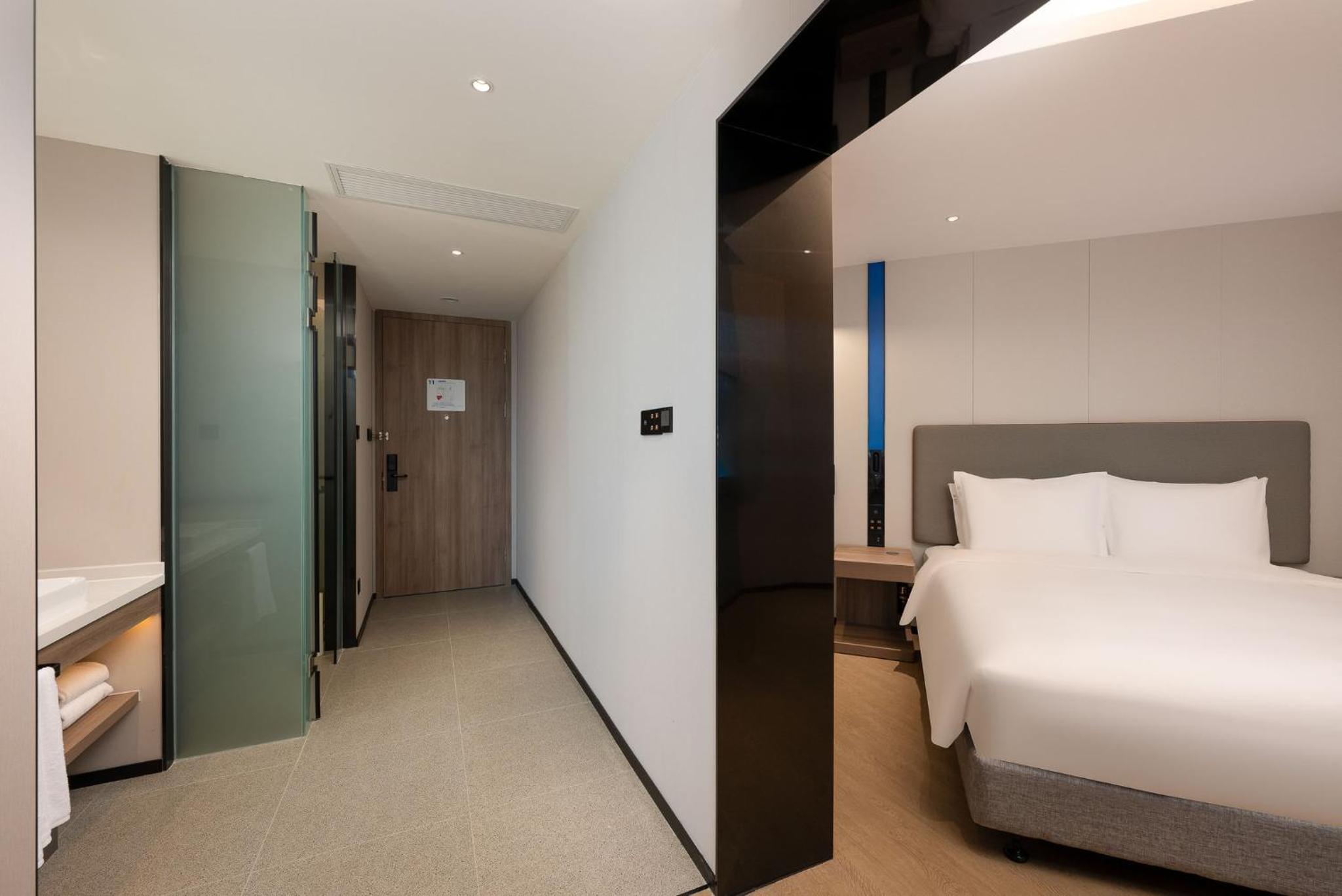 King Suite with Sofa Bed thumbnail 5